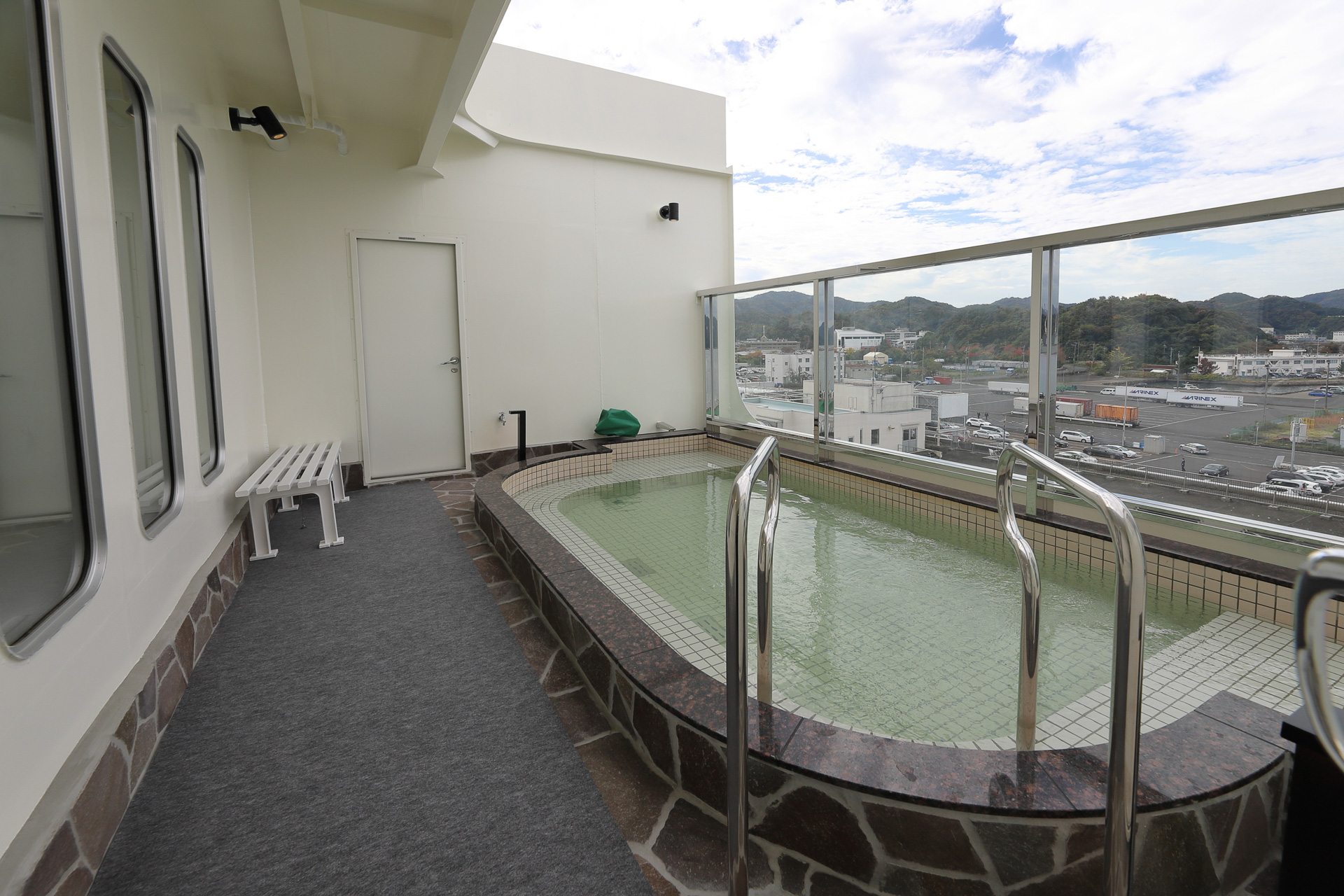 露天風呂は天気のいい日中に海や夕陽を見ながら入りたい。フェリーにはめずらしいサウナも完備