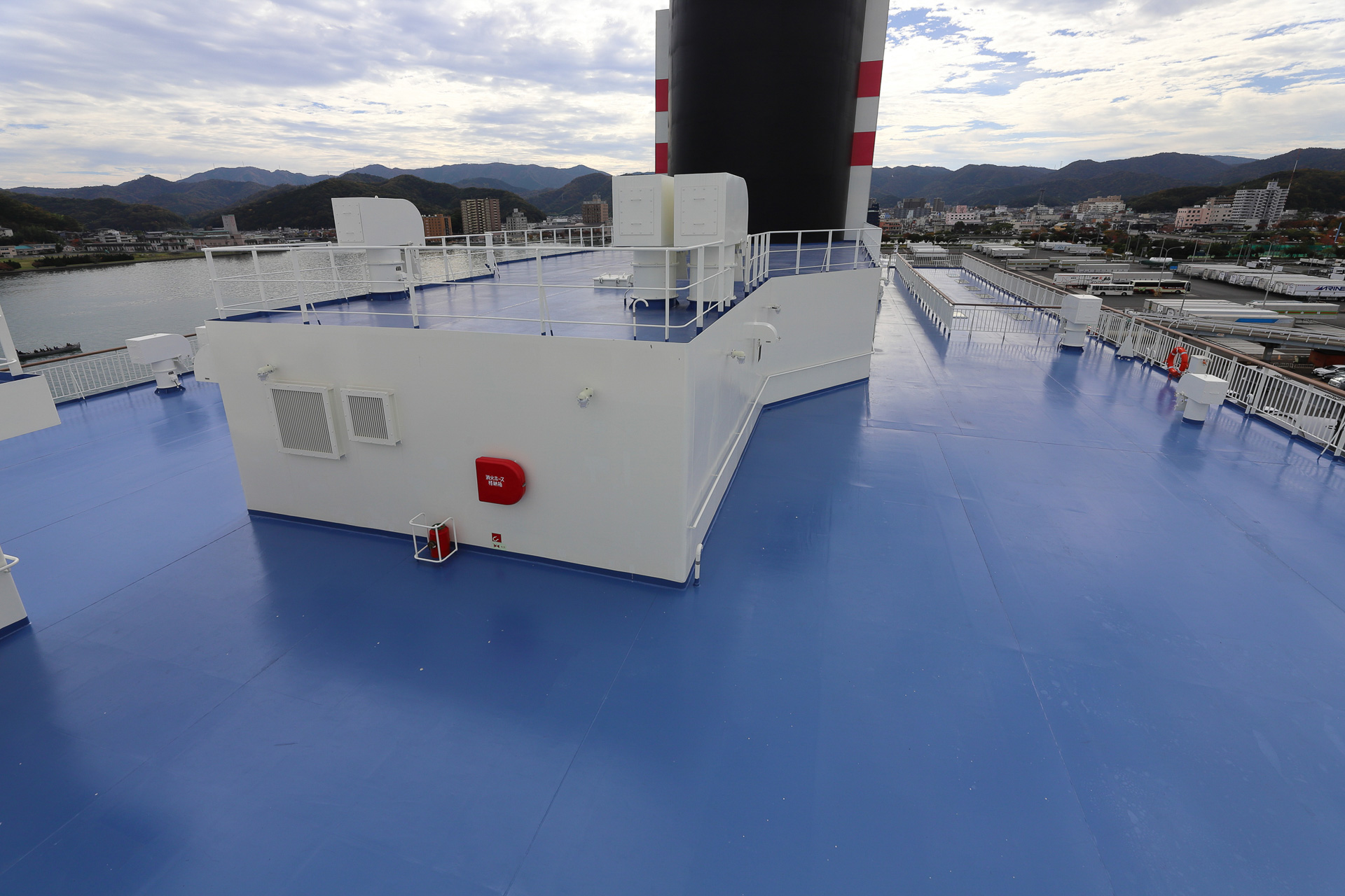 6階デッキ。天気のいい日は屋外で潮風に吹かれるのもよさそうだ