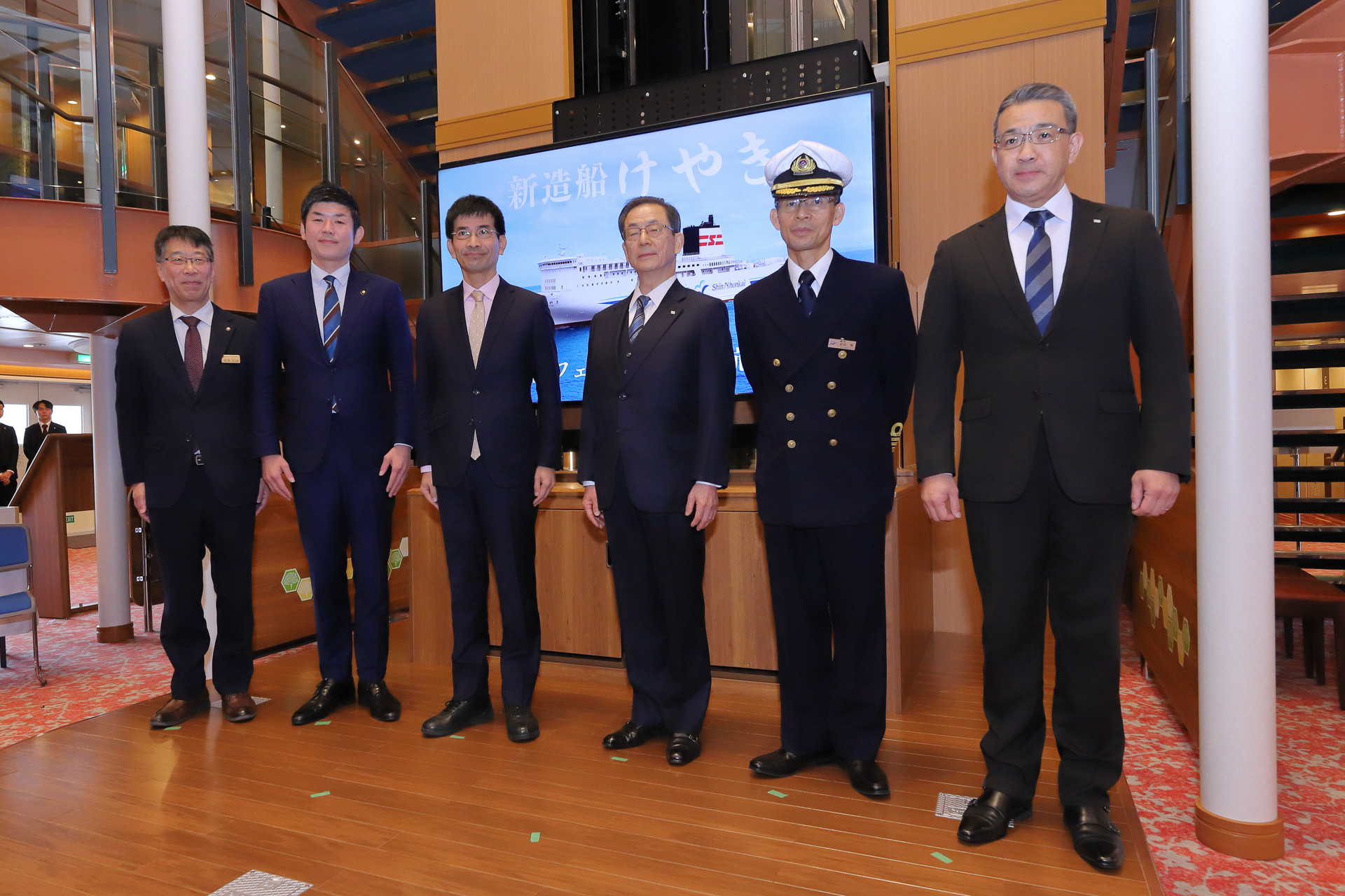 就航セレモニーの列席者。舞鶴市長 鴨田秋津氏（左から2人目）、京都府副知事 武田一寧氏（同3人目）、新日本海フェリー 代表取締役社長 入谷泰生氏（同4人目）らが列席した