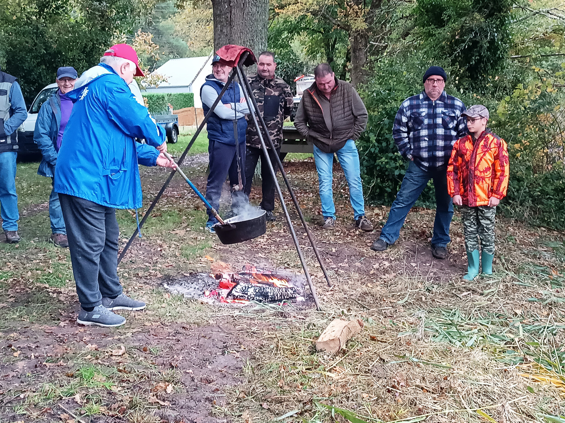 地元の人たちが飲み物や食べ物を売っていました
