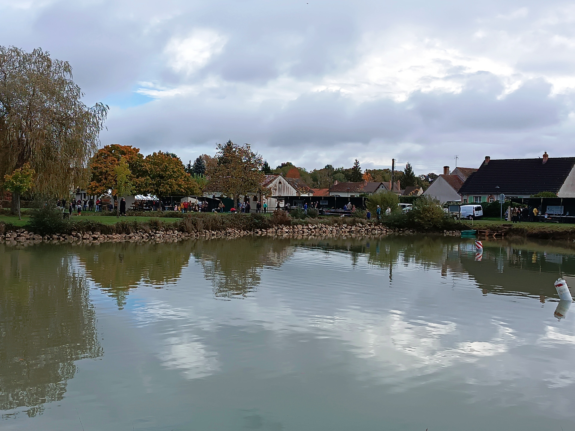池の近くでは小さなお祭りをしていました