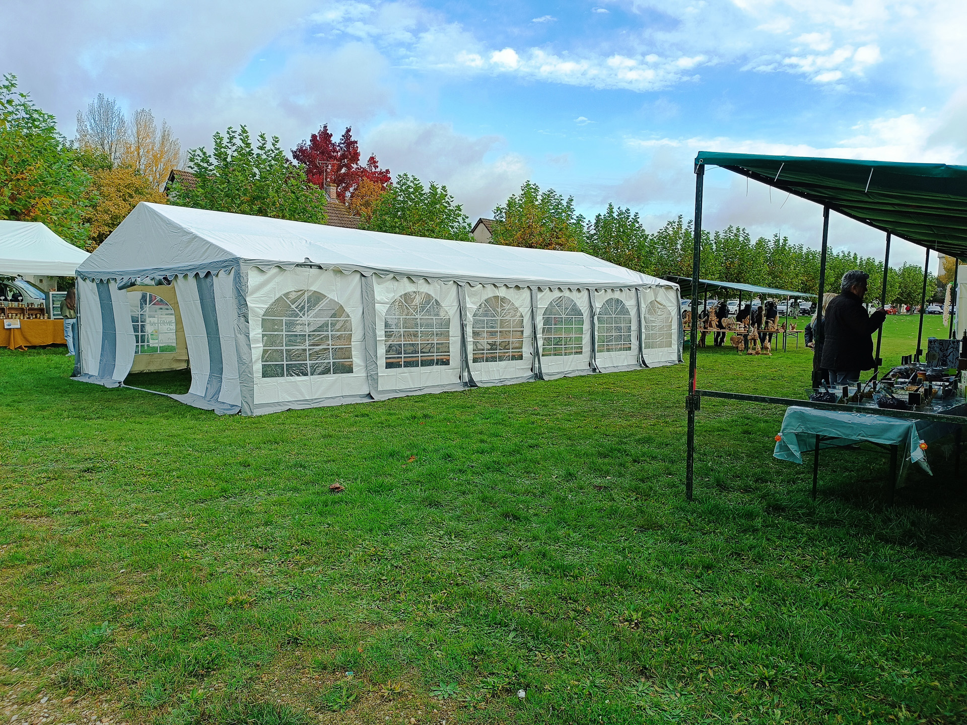 池の近くでは小さなお祭りをしていました