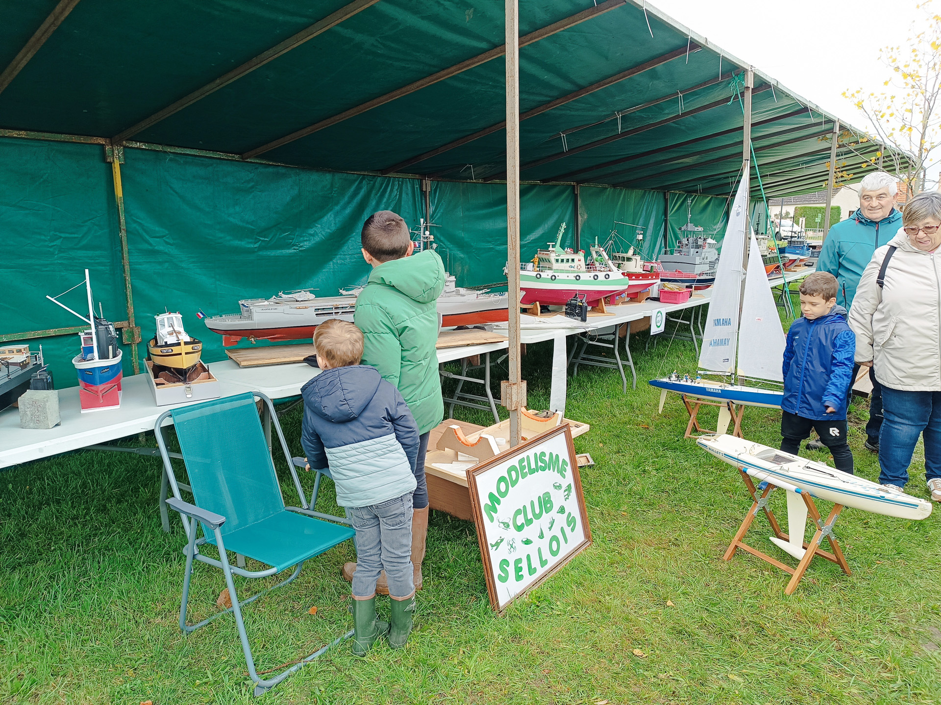 池の近くでは小さなお祭りをしていました