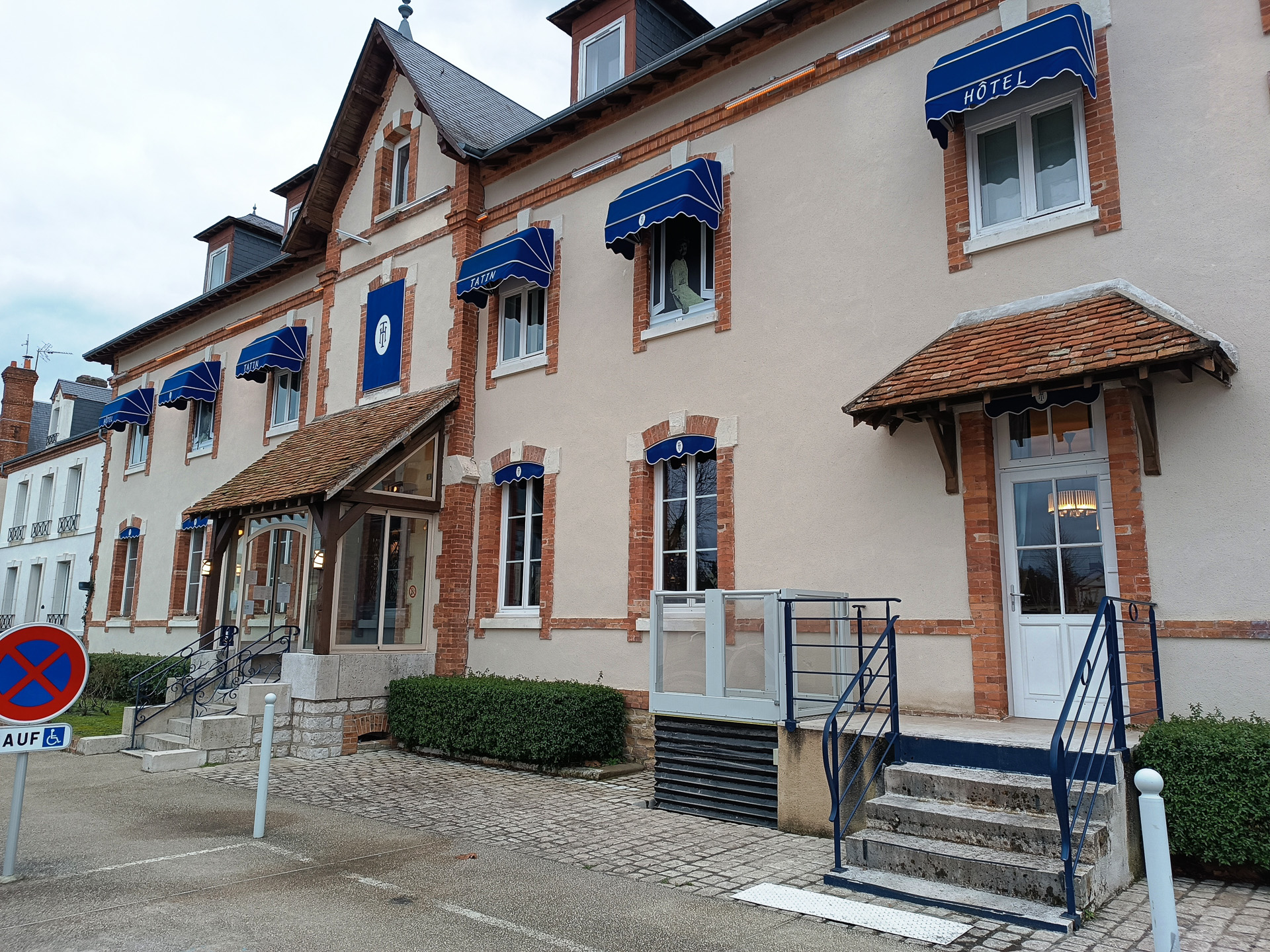 普通のタルト・タタンですが、発祥の地で味わうのはまた格別