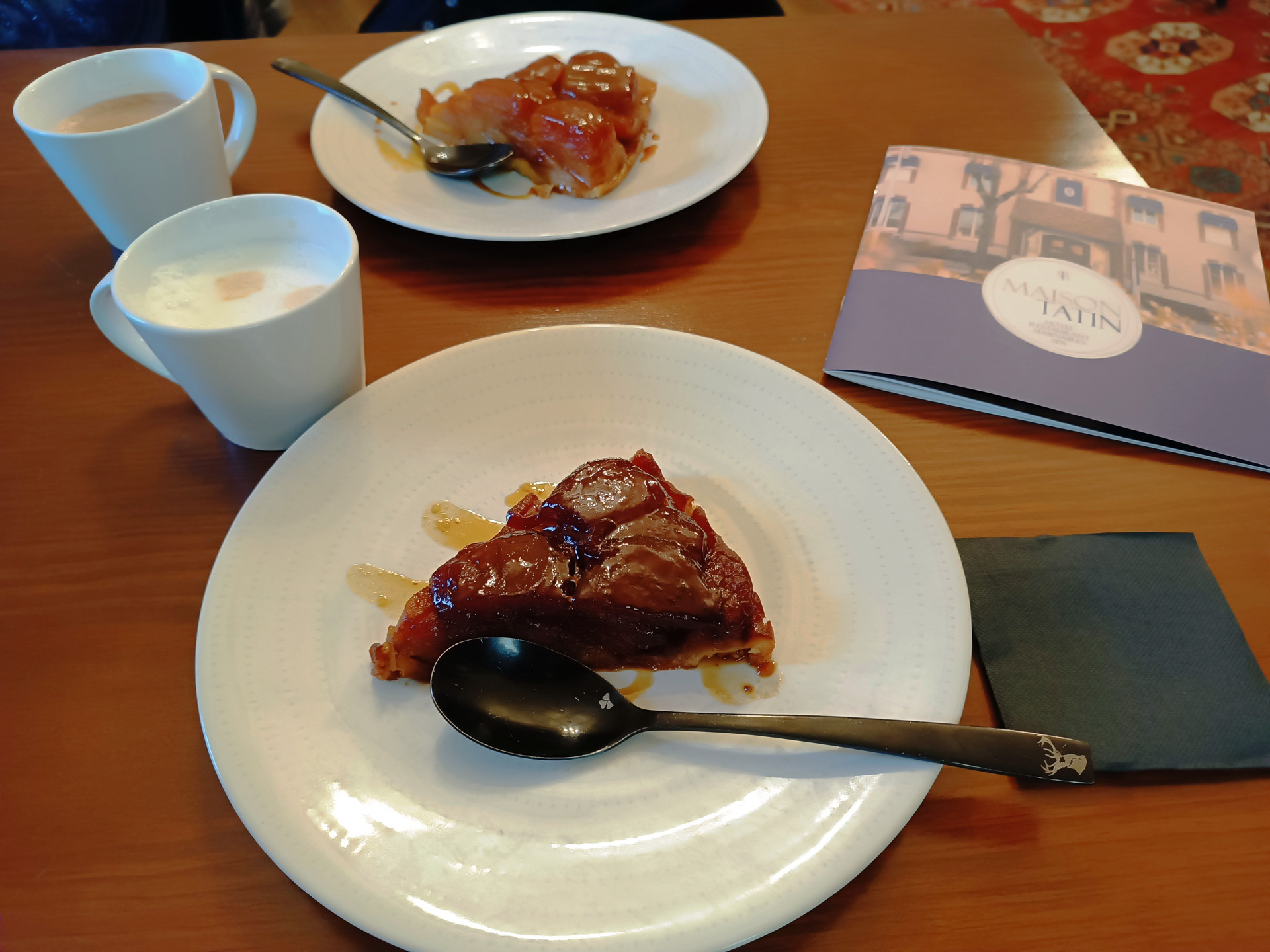 普通のタルト・タタンですが、発祥の地で味わうのはまた格別