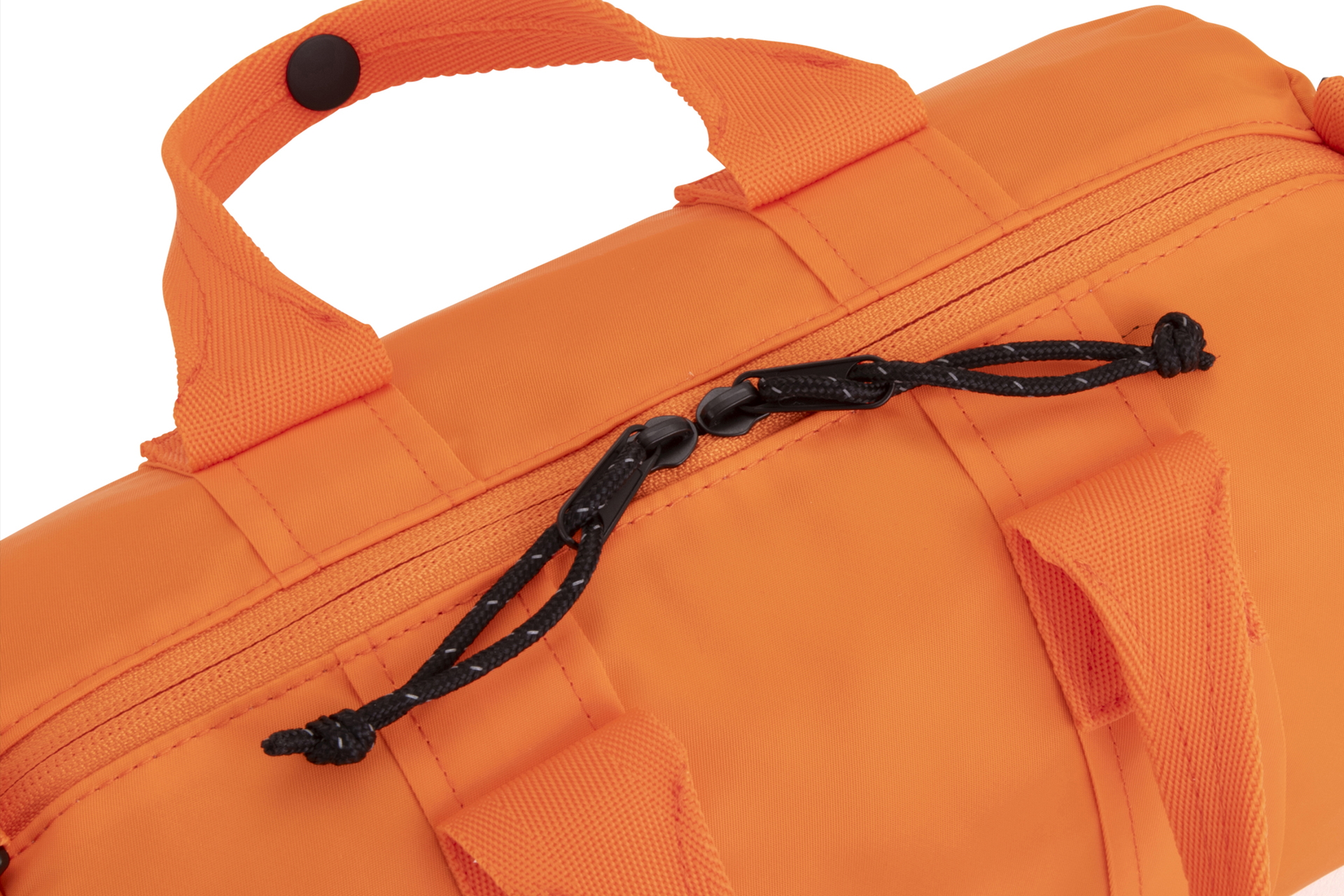 引き手紐は光を反射する素材を使用し視認性を上げた