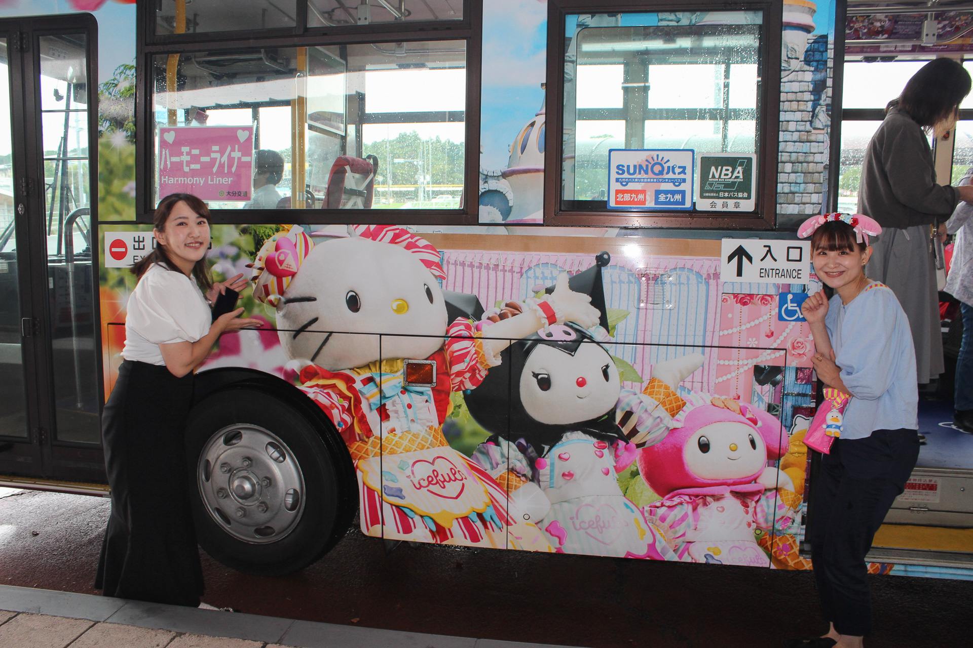 ハーモニーライナーと、日出町地域おこし協力隊の義川さん（右）