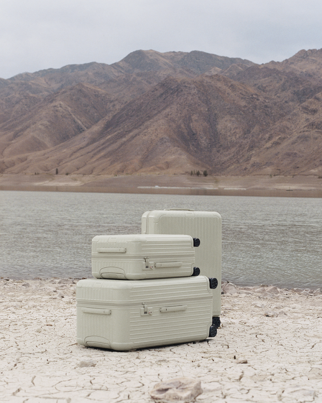 「クレイ」は土の温もりと洗練さが融合したニュートラルカラーなグレージュ