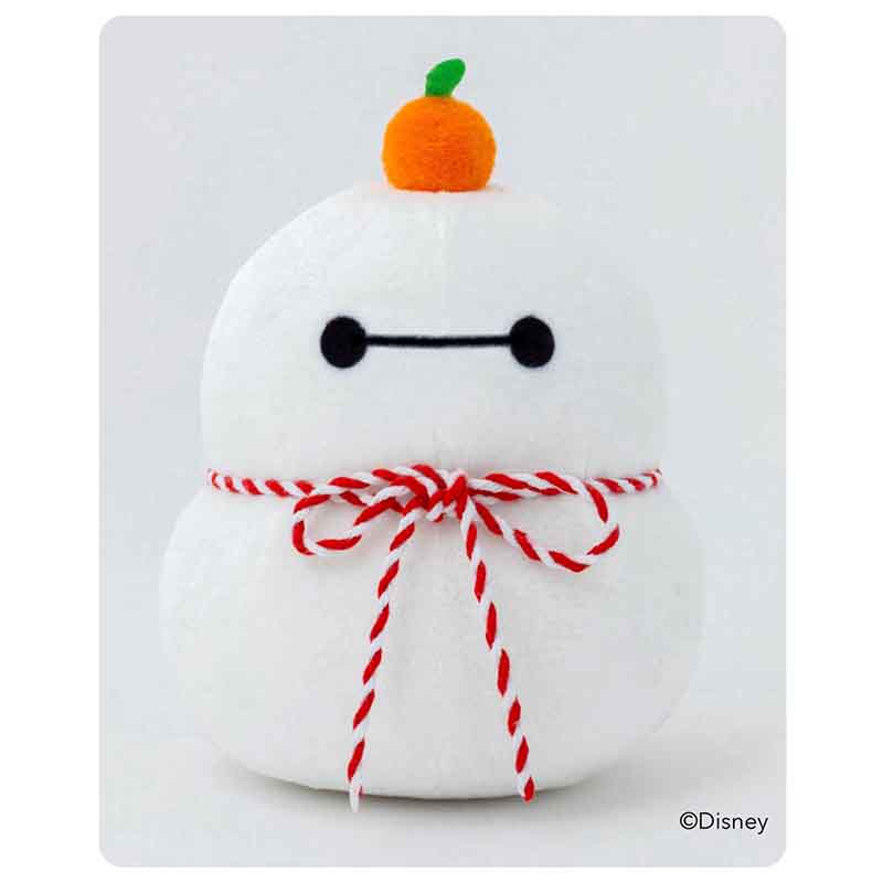 1年の幸せと健康を願うベイマックスかがみもち。頭にはだいだいがちょこん