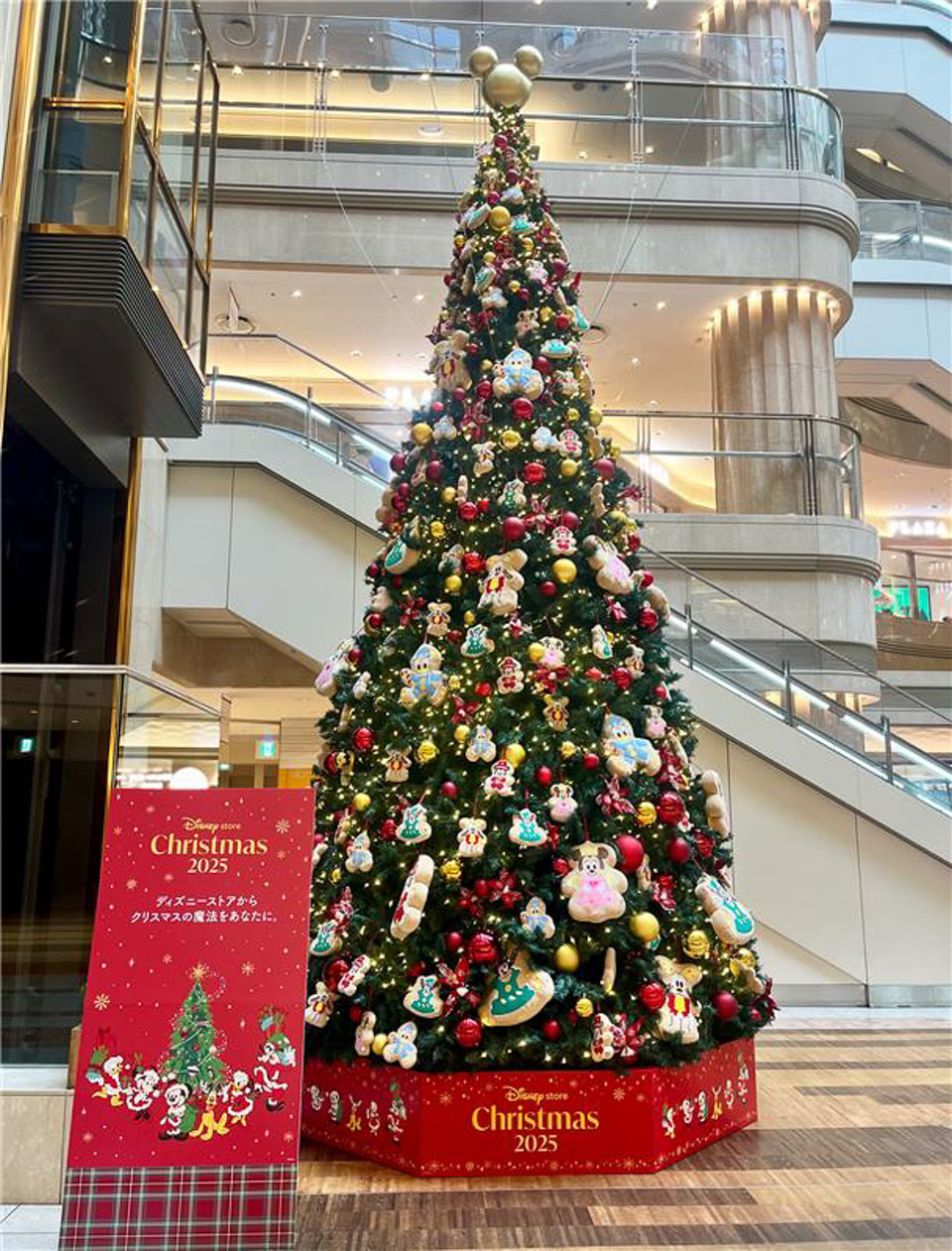 ディズニーストアでクリスマスイベント始まる。キラキラ輝くぬいぐるみ