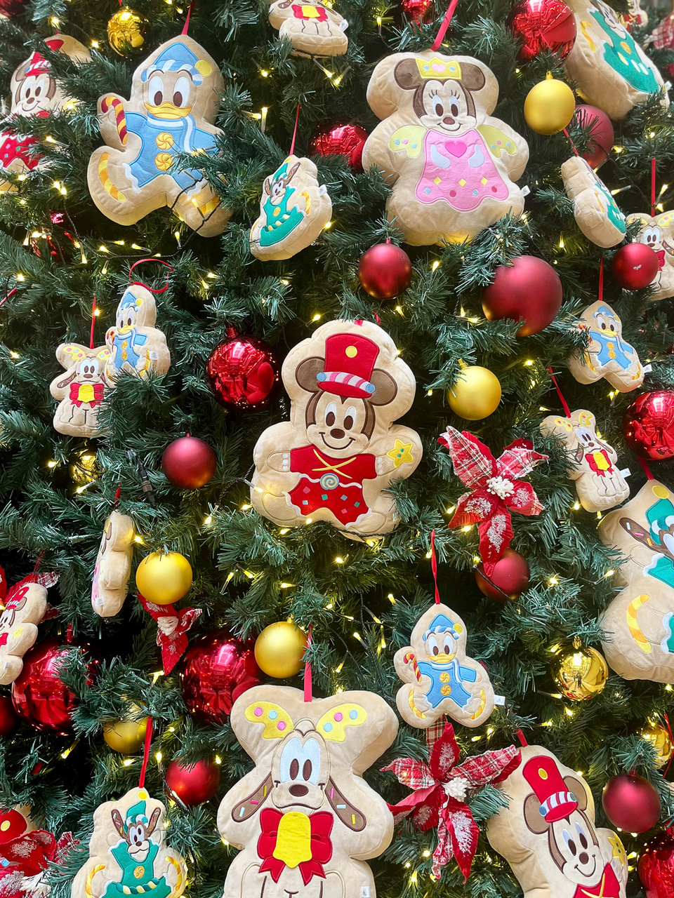ディズニーストアでクリスマスイベント始まる。キラキラ輝くぬいぐるみ