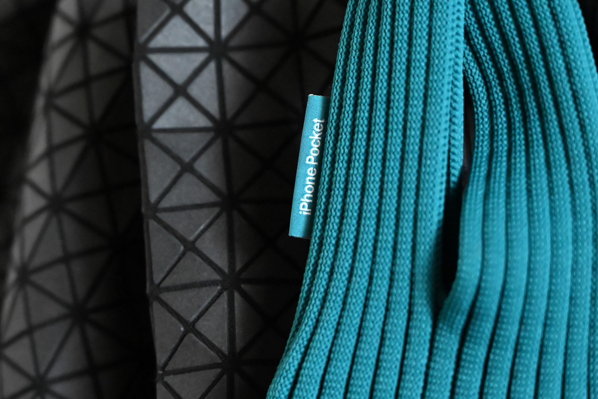 Appleがイッセイミヤケとコラボ。「iPhone Pocket」を発売した