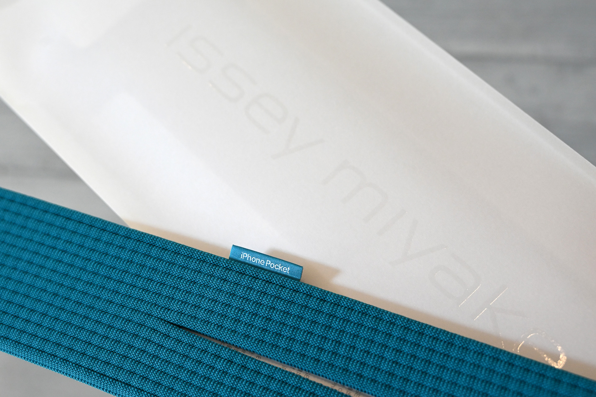 即日完売となった「iPhone Pocket」（ショートタイプ/ピーコック 2万5800円）