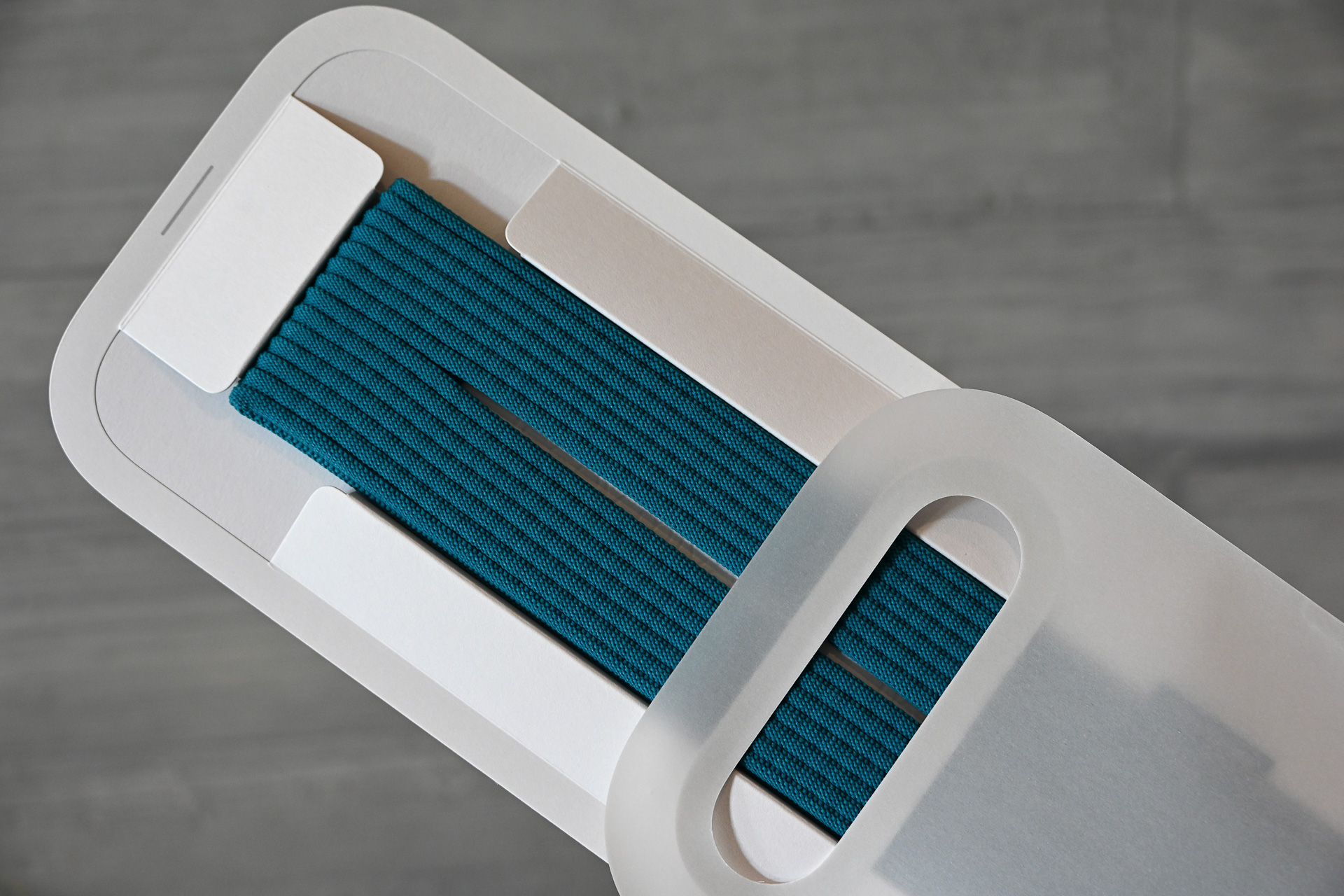 パッケージはトップのハンドル部分を裂くことで本体へとアクセス