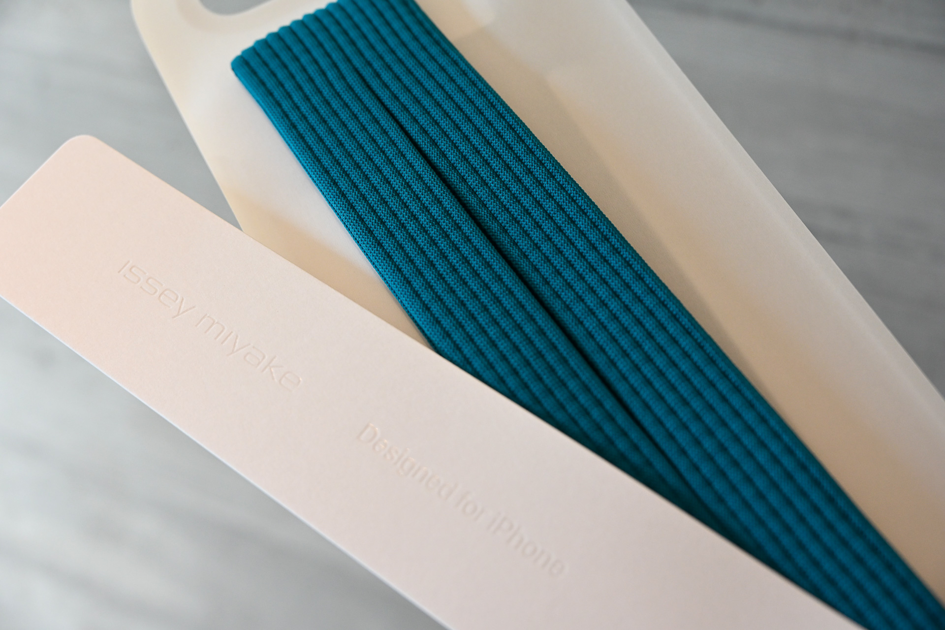 パッケージの台紙には「ISSEY MIYAKE Designed for iPhone」と刻印