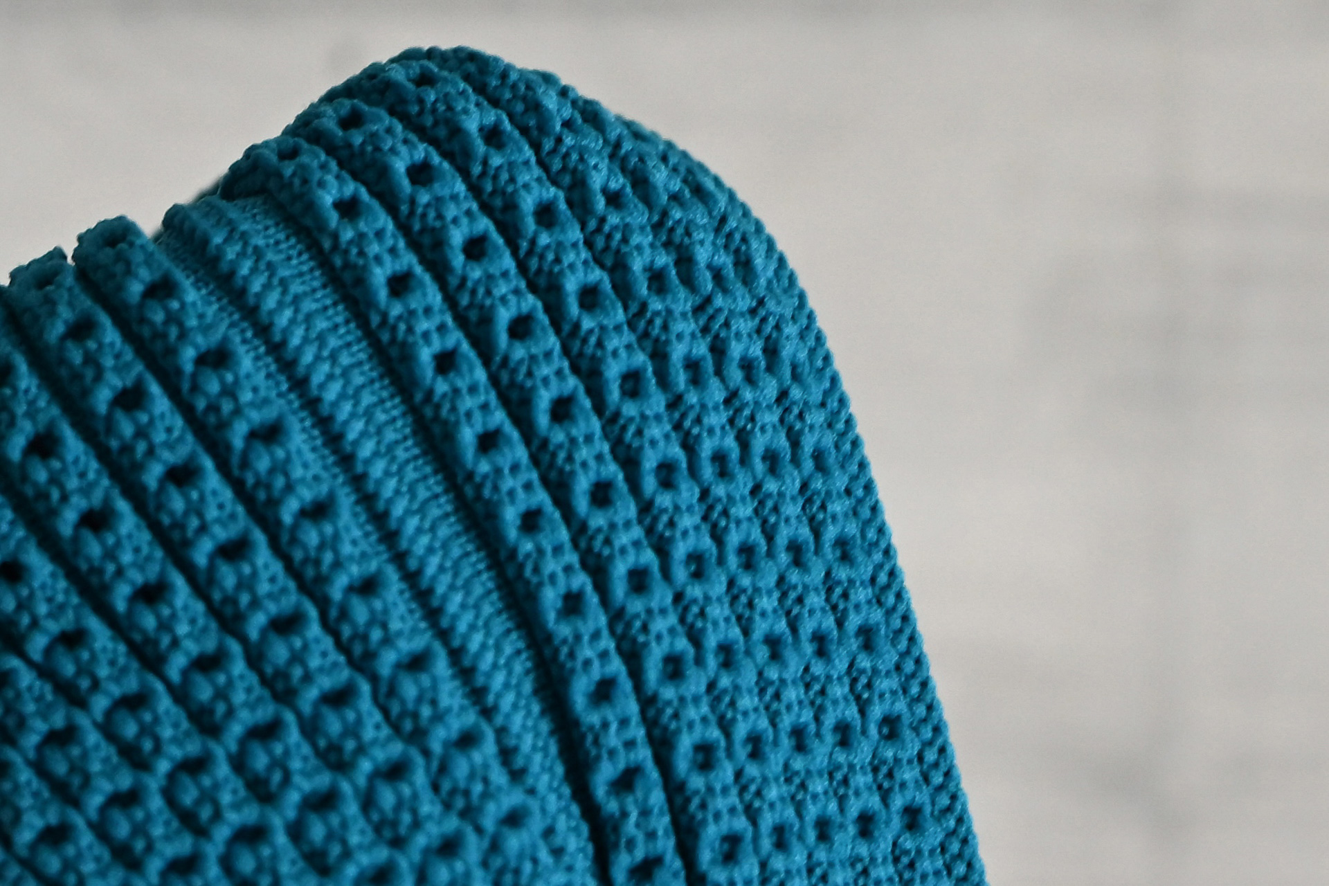 本体はオリジナルの立体成形で編み上げたリブメッシュ構造を採用している