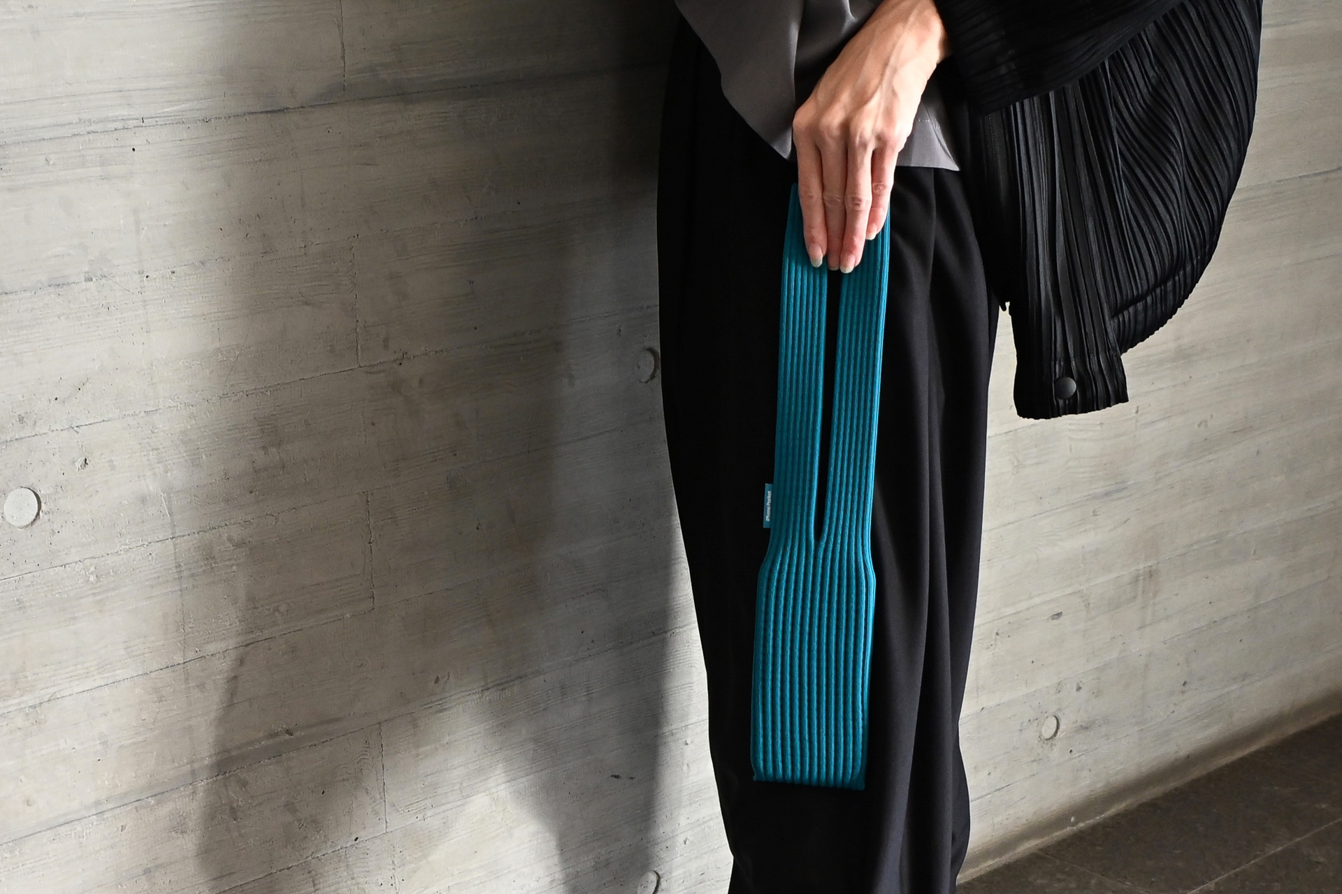 ニットが形状に合わせてフィット。しっかり収納すれば、逆さにしても飛び出さない