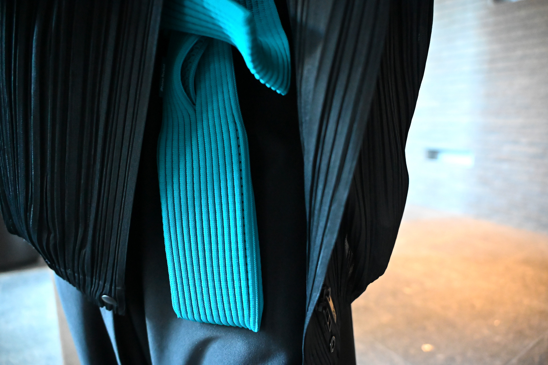 ブラックコーデのアクセントにベルトへ装着してみた