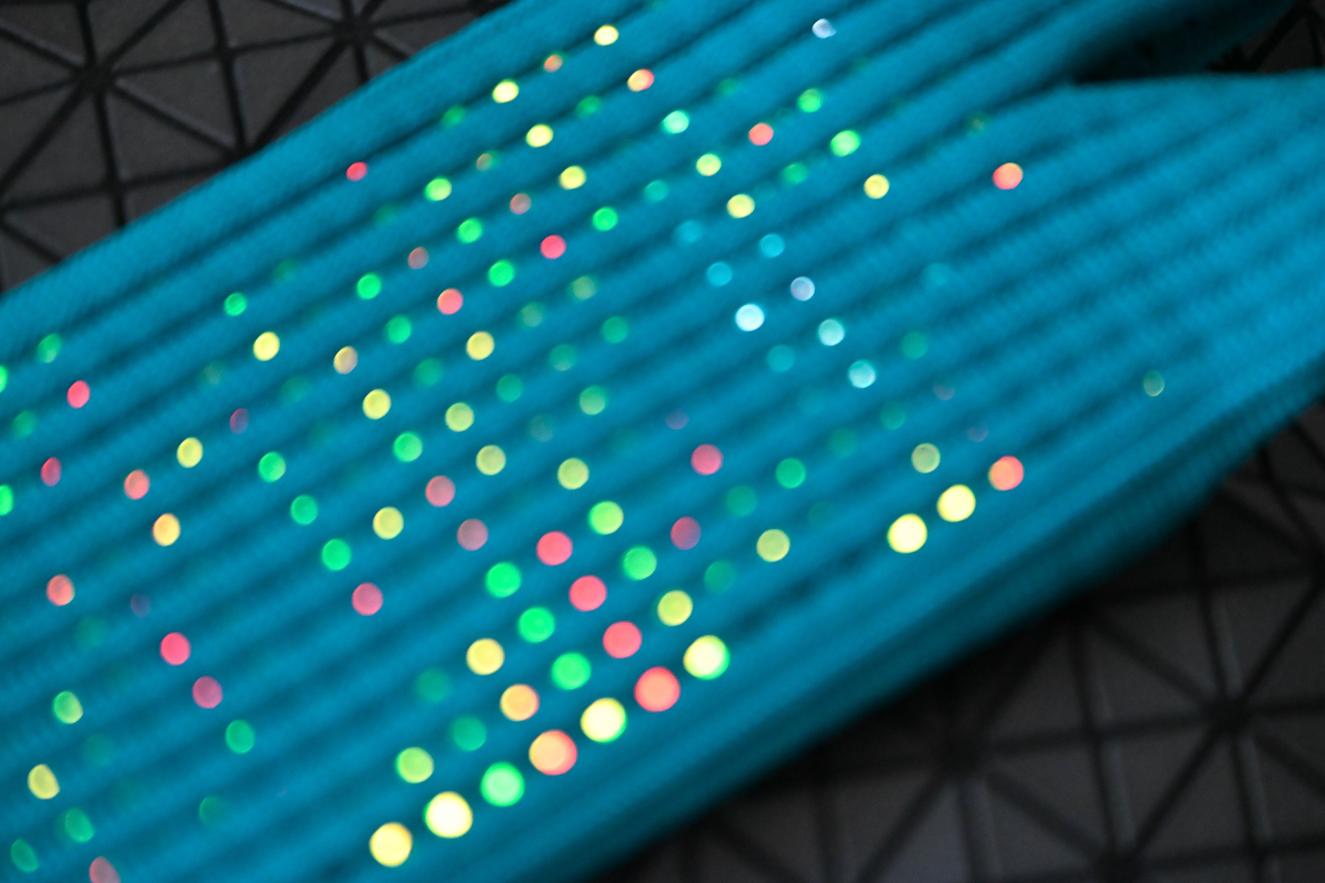 暗い場所では着信時にメッシュ部分から光が洩れ、プリズム感あふれる情景が広がる