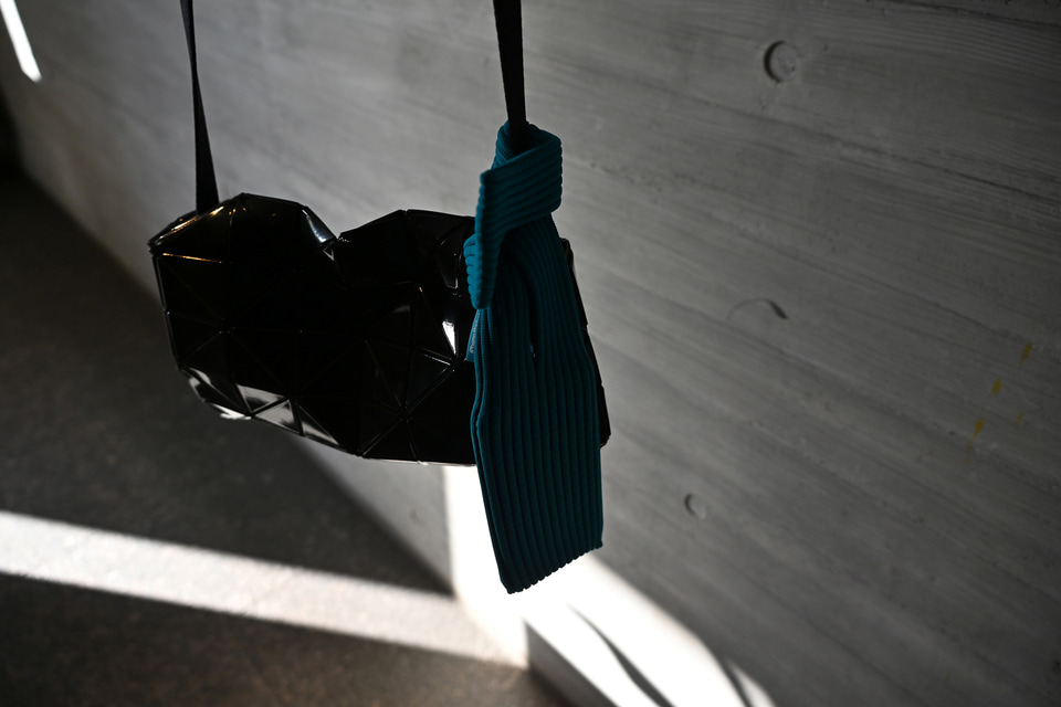 Apple×イッセイミヤケ「iPhone Pocket」を購入。両ブランドのファンが