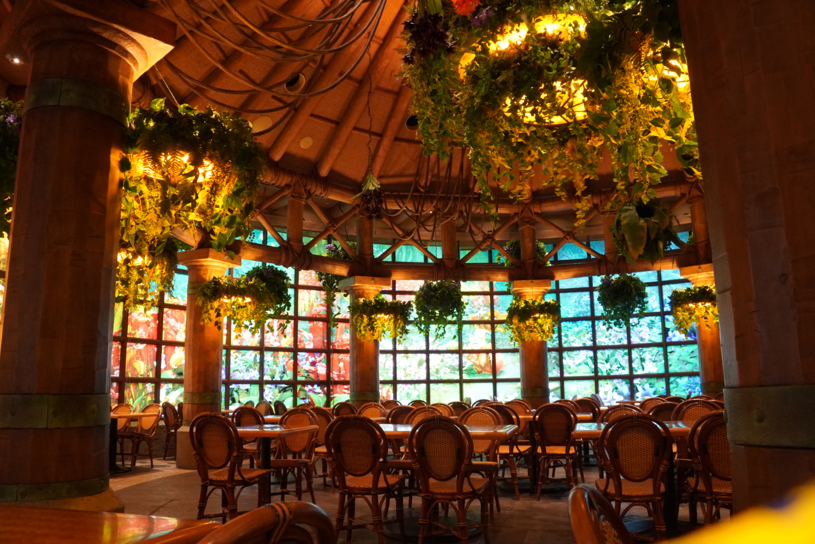 ロストワールド・レストランが「モリバーのアジト」に！　モリバーとオトモアイルーがハンター（ゲスト）を出迎える