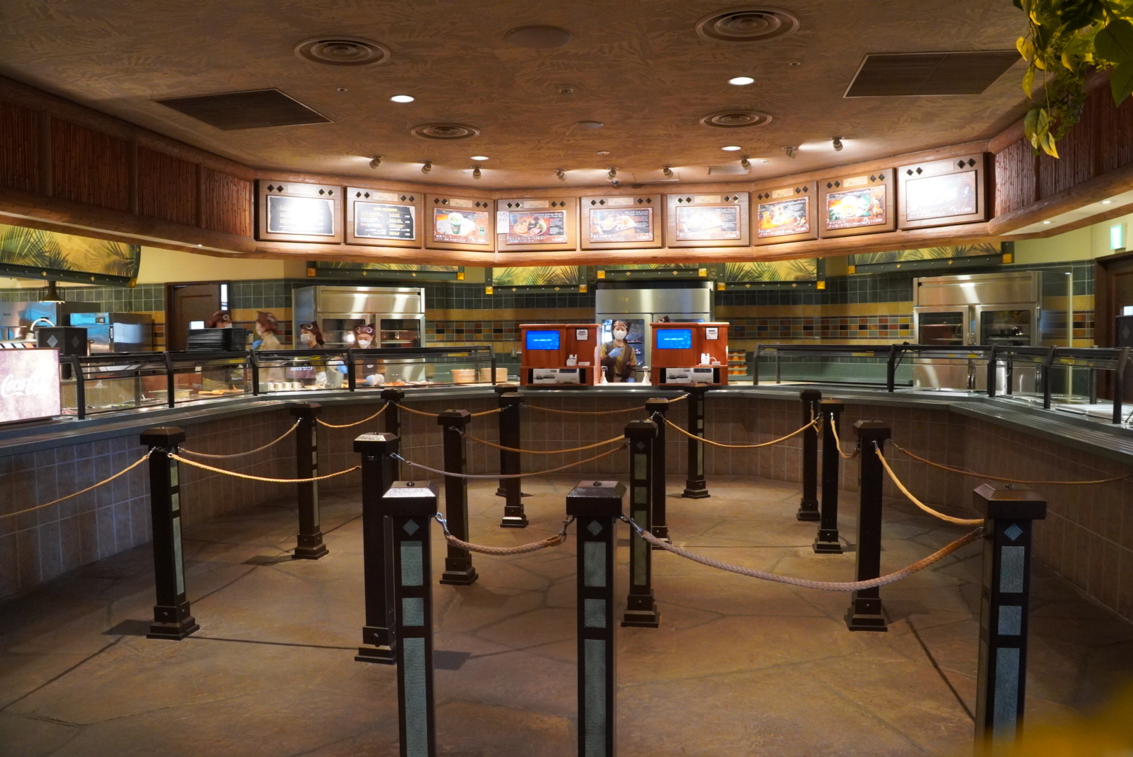 ロストワールド・レストランが「モリバーのアジト」に！　モリバーとオトモアイルーがハンター（ゲスト）を出迎える