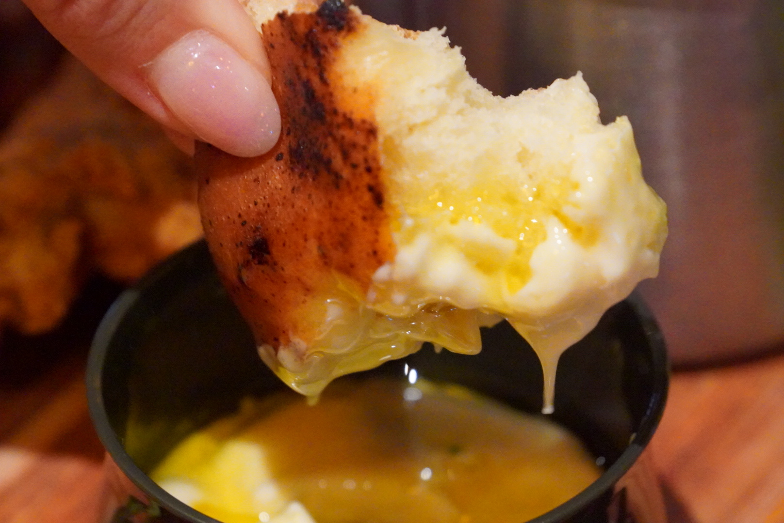 ゲームに出てくる“とろ～りチーズ”も忠実に再現したという（モンスターハンター・ワイルズ×USJ限定コースターセット）