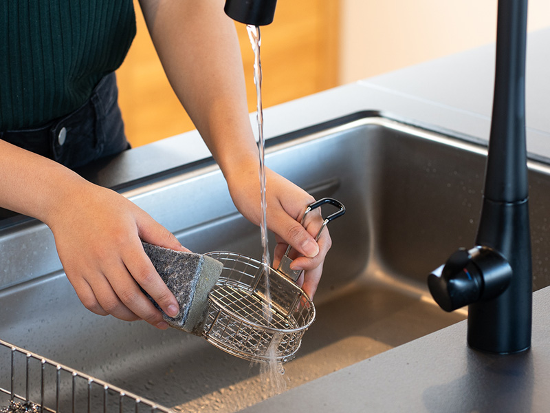 錆びにくく油が落としやすいステンレス素材を採用しており、お手入れも簡単