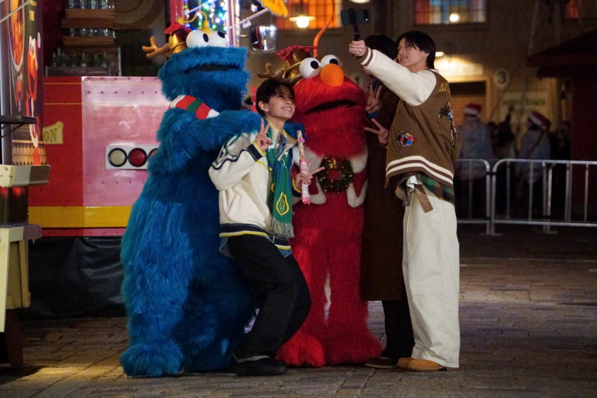 エルモたちとセルフィーを楽しんだり