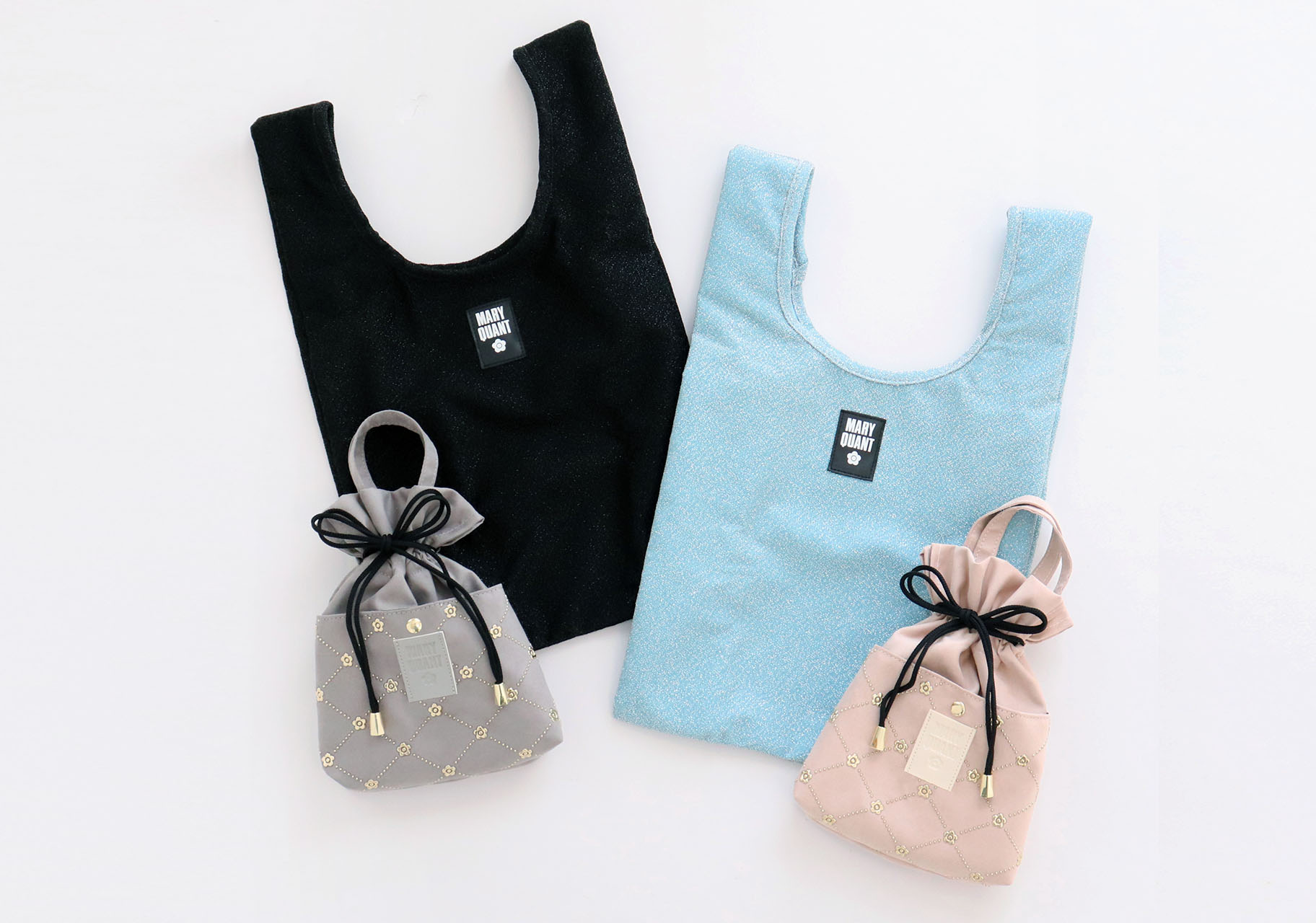 「MARY QUANT 巾着付きエコバッグ」（各5500円）。カラーはブラックとウィンターブルーの2色で、バッグは約27×25×10cm、巾着は約22×15×4cm