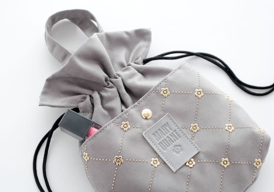 MARY QUANT 巾着付きポーチ 人気3ブランドのきらめきエコバッグ発売。ギフトにもうれしい