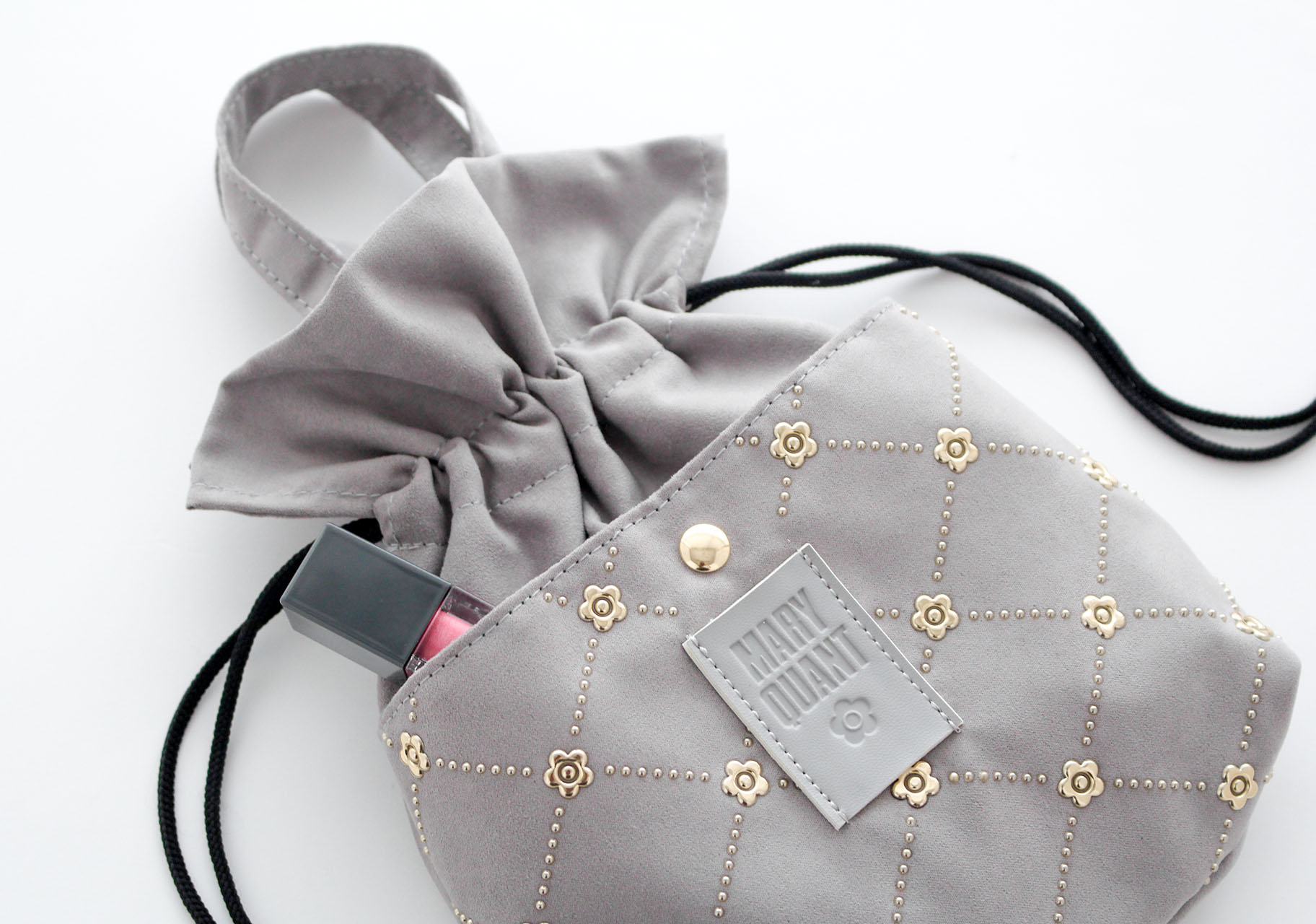 「MARY QUANT 巾着付きエコバッグ」（各5500円）。カラーはブラックとウィンターブルーの2色で、バッグは約27×25×10cm、巾着は約22×15×4cm