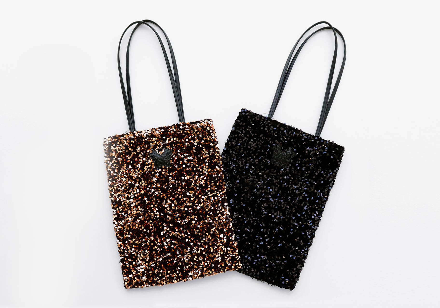 「ANNA SUI スパンコールエコバッグ」（各4950円）。カラーはブラウンとブラックの2色で、サイズは約35×26cm