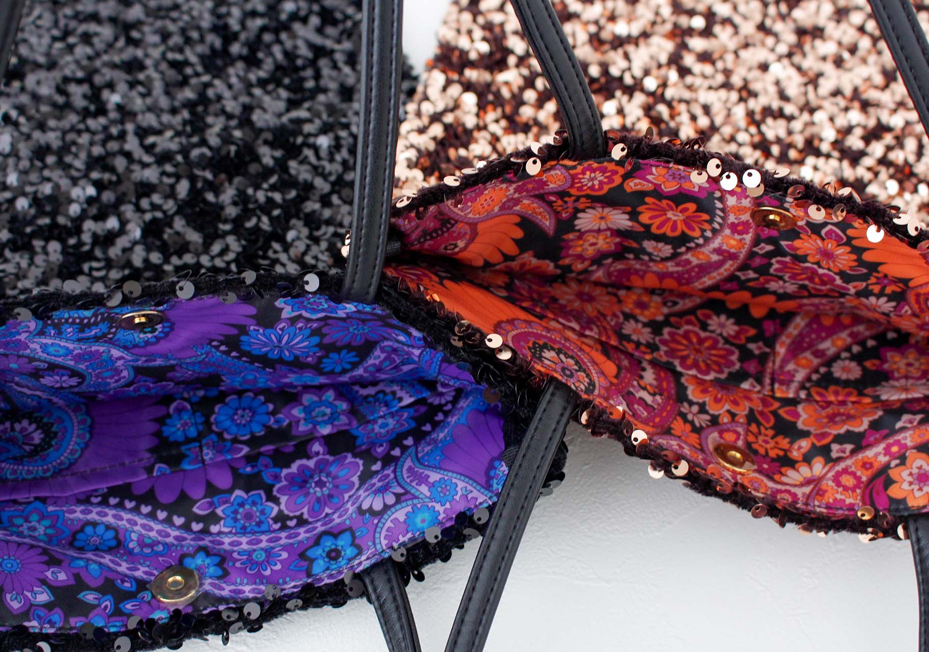 「ANNA SUI スパンコールエコバッグ」（各4950円）。カラーはブラウンとブラックの2色で、サイズは約35×26cm