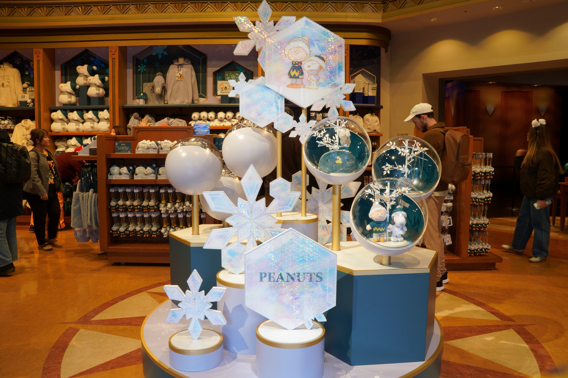 Discover a wide range of merchandise, from chic, aurora-colored Snoopy items to adorable goods of Hello Kitty and friends dressed as a Christmas choir.