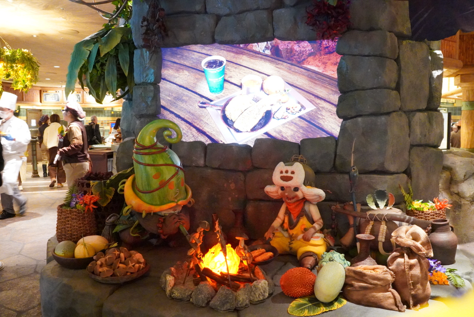 The Lost World Restaurant transforms into the "Morivers' Hideout"! Morivers and a Palico welcome the hunters (guests).