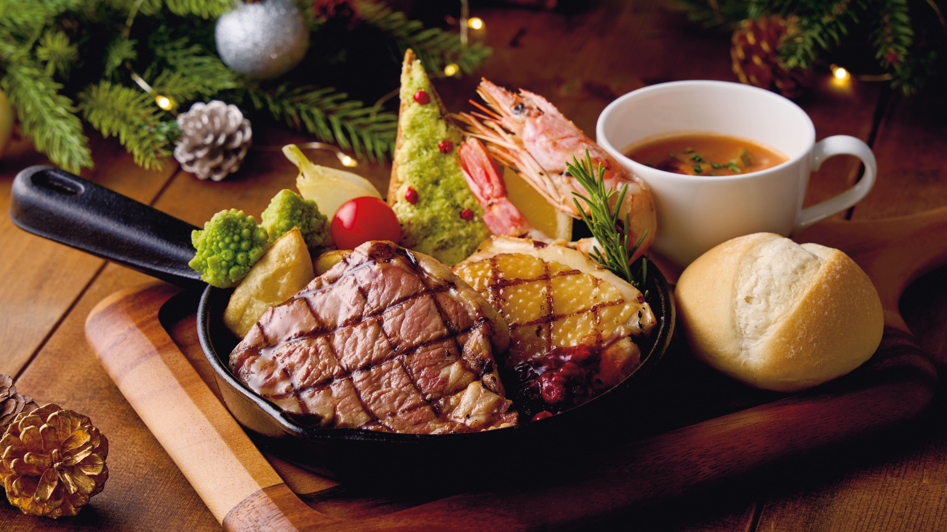 'Christmas Grill Plate with Angus Beef and Awao-dori Chicken' (¥4000, Photo courtesy of Universal Studios Japan)