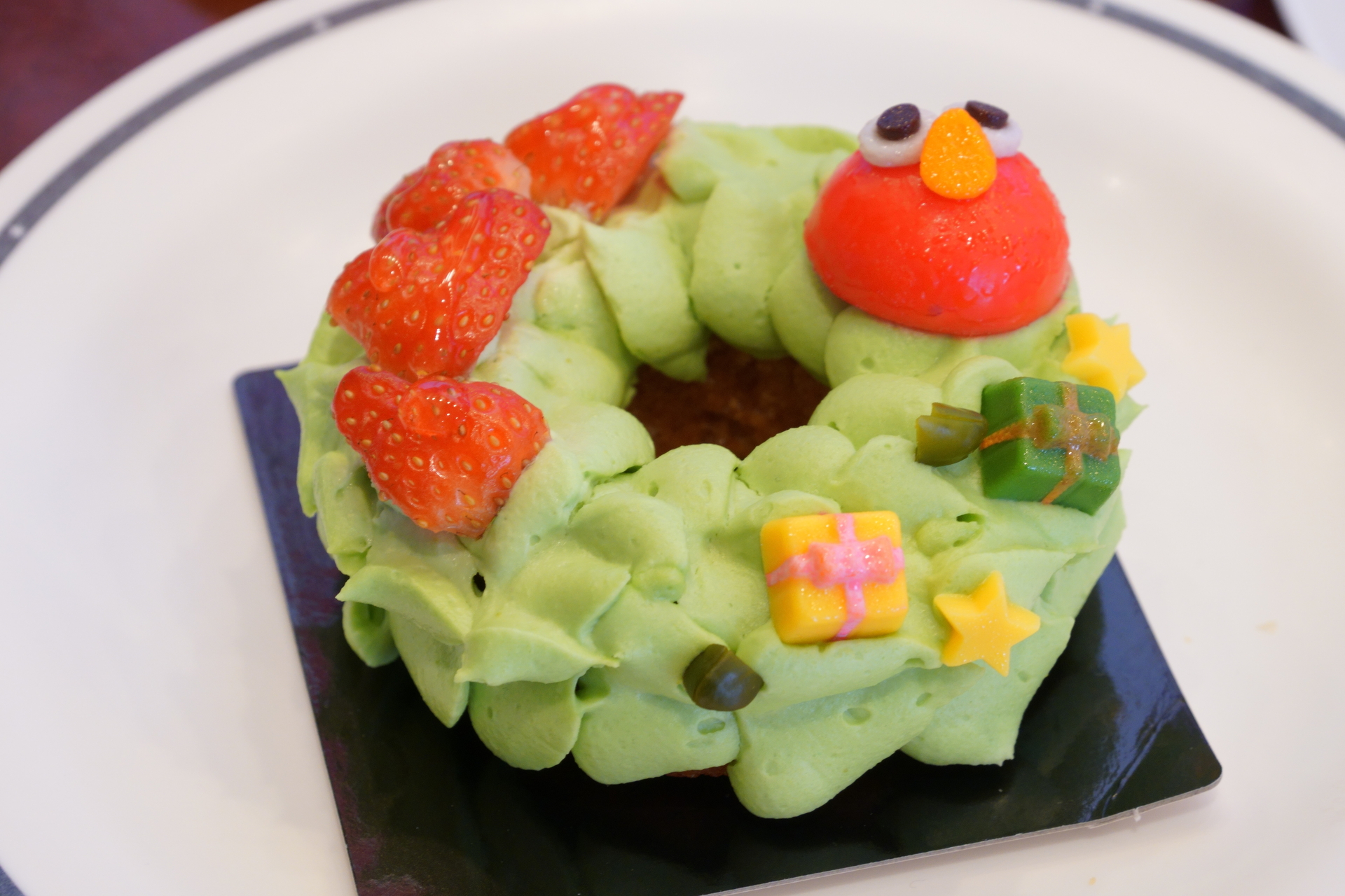 'Wreath Cake ~Caramel & Pistachio Cream~' (¥900)