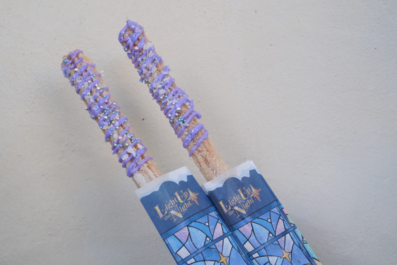 The 'Christmas Tree Churritos ~White Chocolate~' (¥800), available at a nearby food cart (in front of Cinema 4-D), also comes highly recommended.