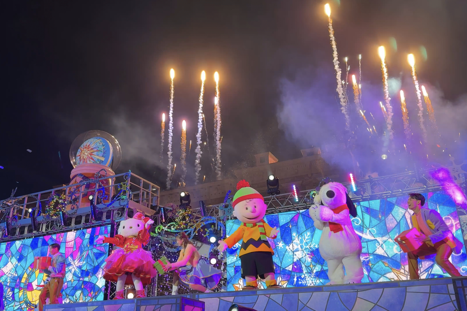 クリスマスの新ナイトショーはゲストも一体となって楽しめる！