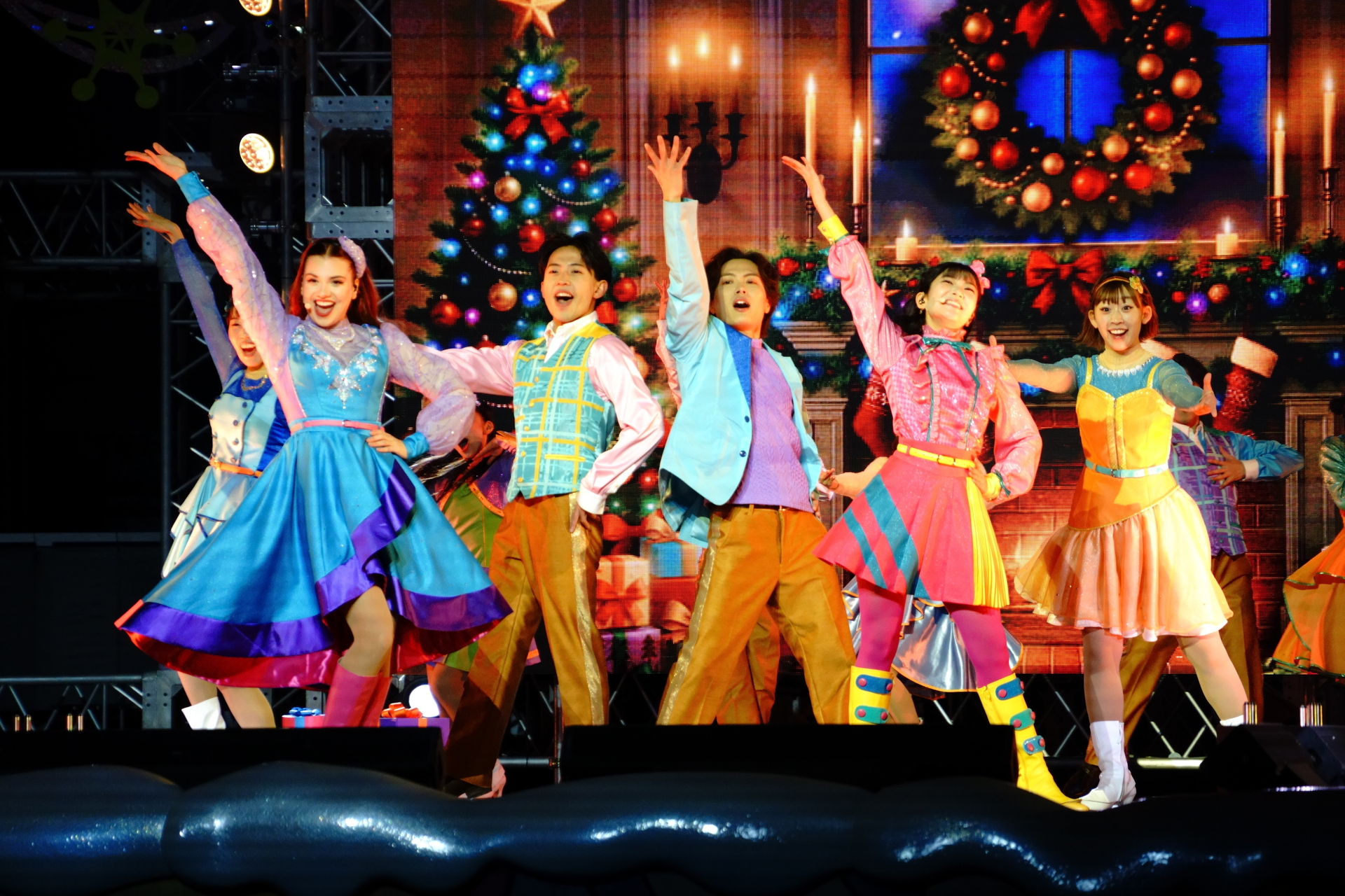 登場人物4人のうち、2人は日本語、もう2人は英語で話すのが新鮮だった。ただし身振り手振りや音楽もあって、物語がまったく分からないということはなく、むしろ海外のクリスマスソングと雰囲気がマッチしていてよかった（日本語が得意ではないゲストも楽しめそう）