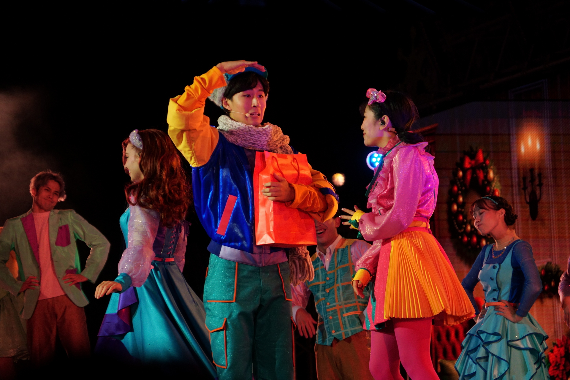 登場人物4人のうち、2人は日本語、もう2人は英語で話すのが新鮮だった。ただし身振り手振りや音楽もあって、物語がまったく分からないということはなく、むしろ海外のクリスマスソングと雰囲気がマッチしていてよかった（日本語が得意ではないゲストも楽しめそう）