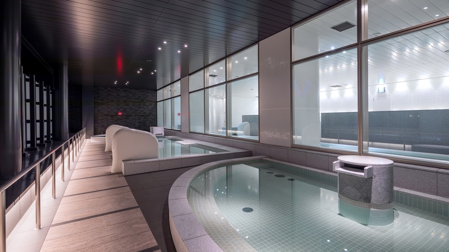 天然温泉スパ「RIVERSIDE SPA」。大浴場・サウナ・露天風呂を備える