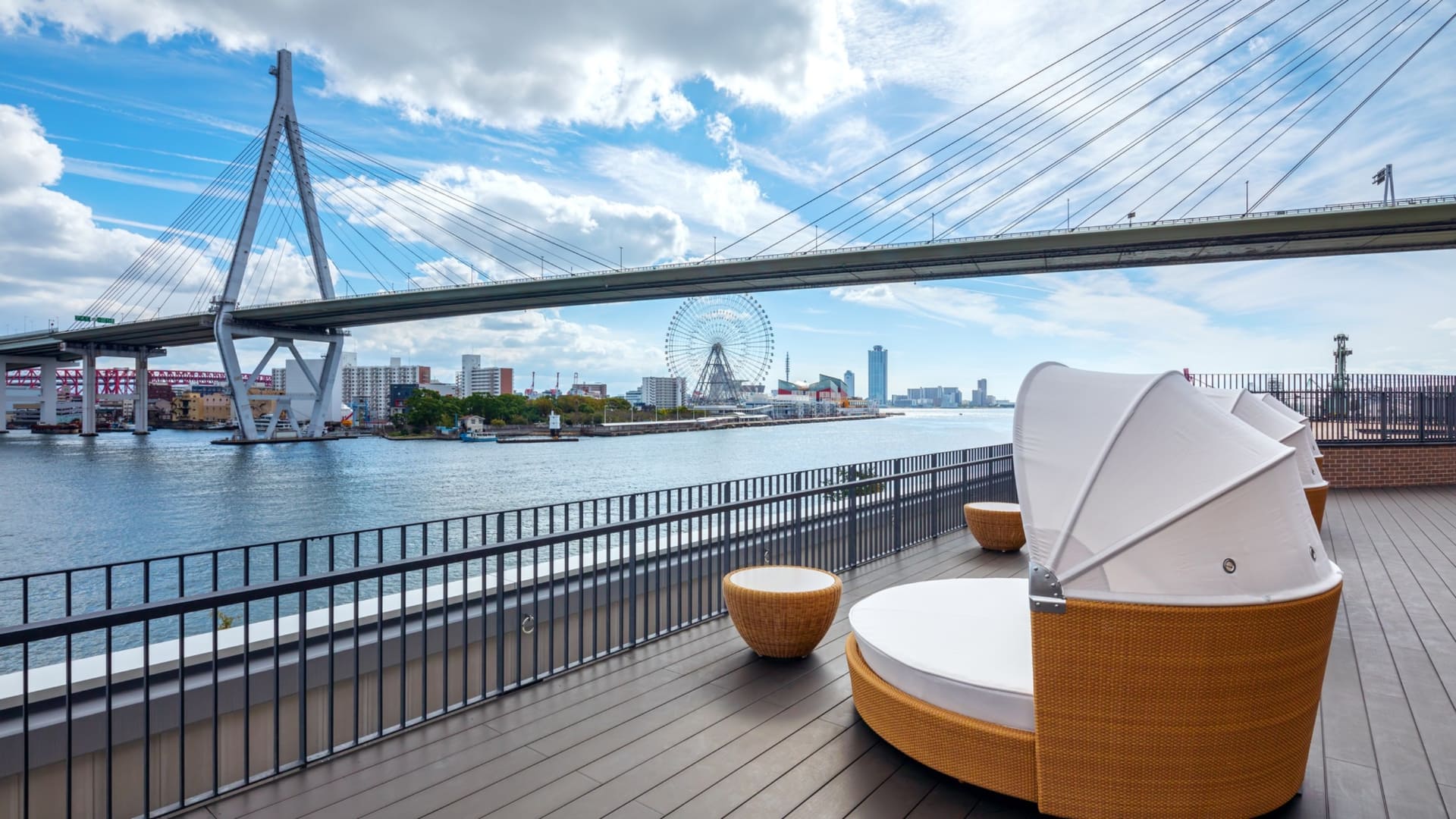 3階には大阪ベイを一望するテラス