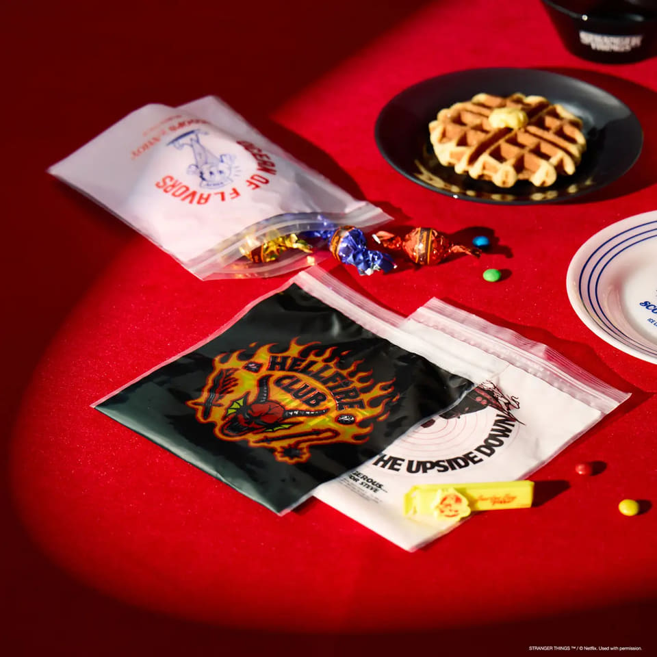 3COINS、「ストレンジャー・シングス」コラボグッズ。文具・エコバッグ