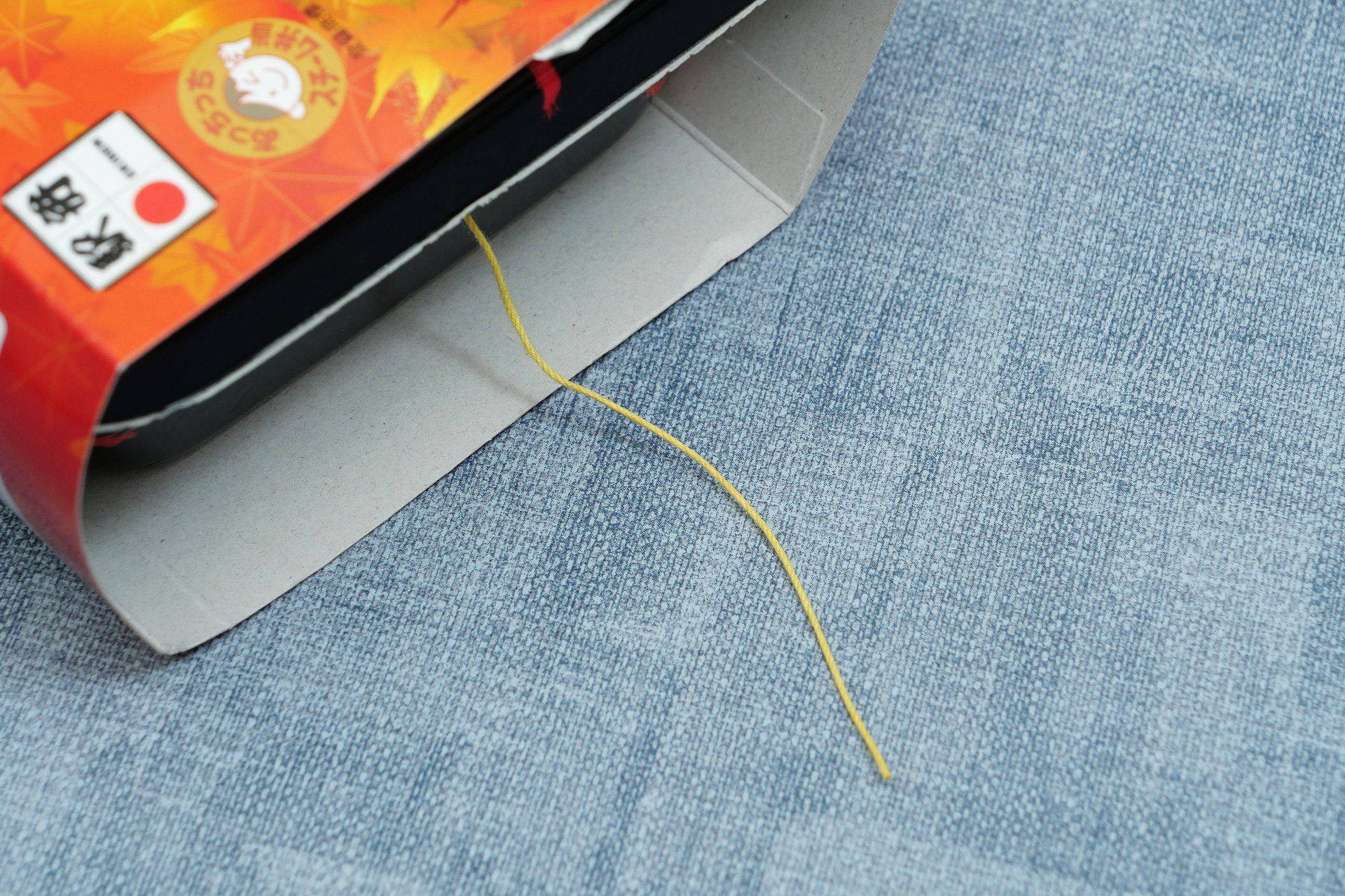 パッケージから伸びる紐を引き抜くと、加熱されて5分ほどでアツアツになります