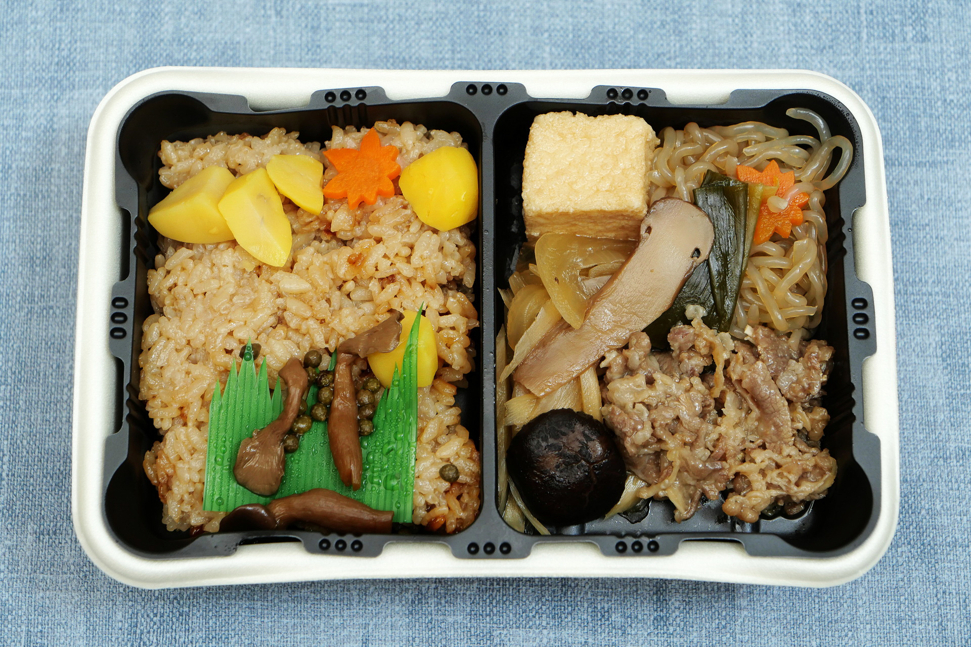 蓋を取ると、温められたすき焼きから食欲をそそる香りが漂ってきます。また、栗や紅葉型のにんじん、松茸などから見た目でも秋の雰囲気が伝わります