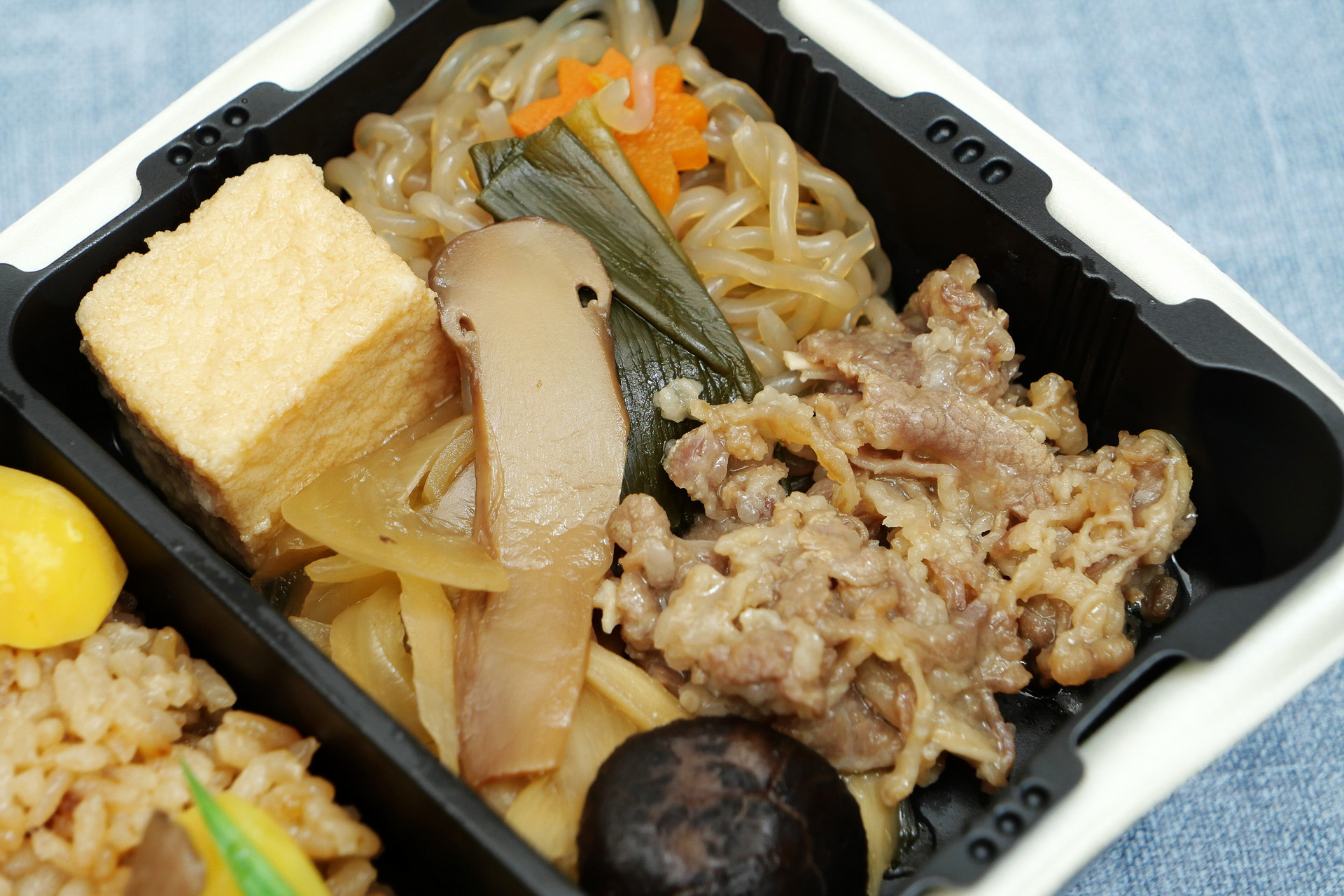 すき焼きは、想像どおりの味わいです。それも温められていることで、より美味しく感じられます