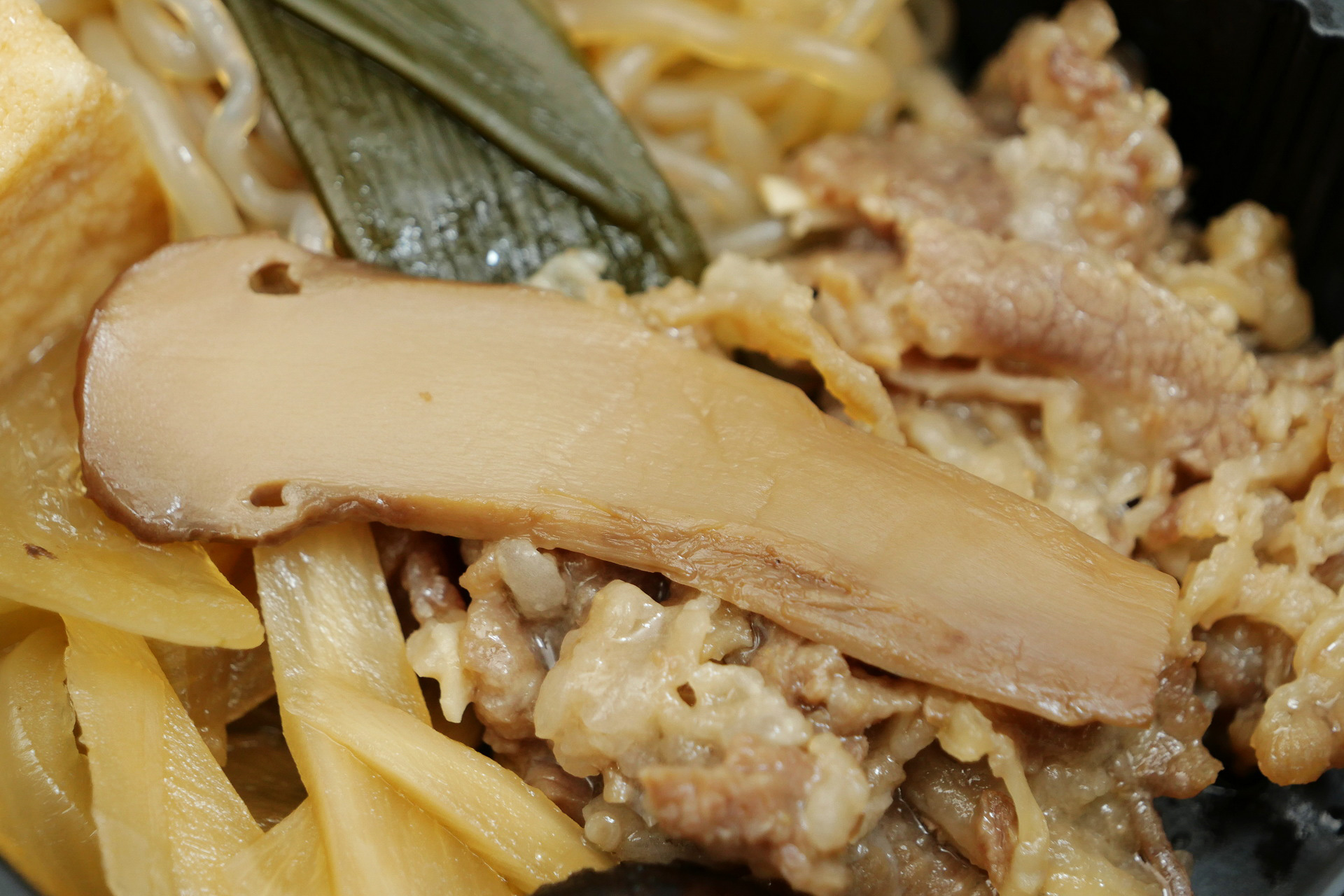 松茸は、すき焼きの風味に負けてしまって香りはほとんど感じられませんでしたが、独特の食感は楽しめました