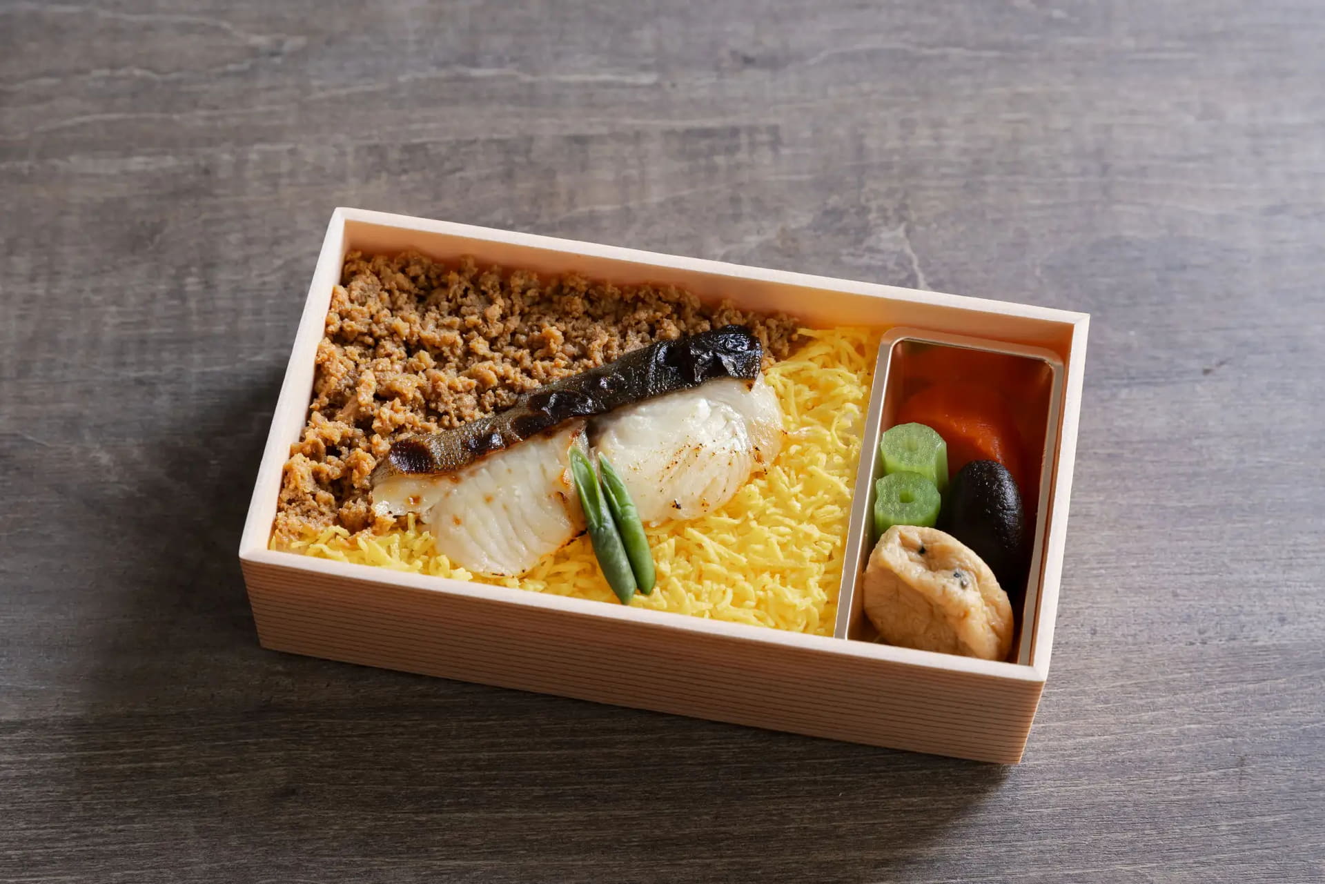 朝食（銀ダラ西京焼きと鶏そぼろ重）